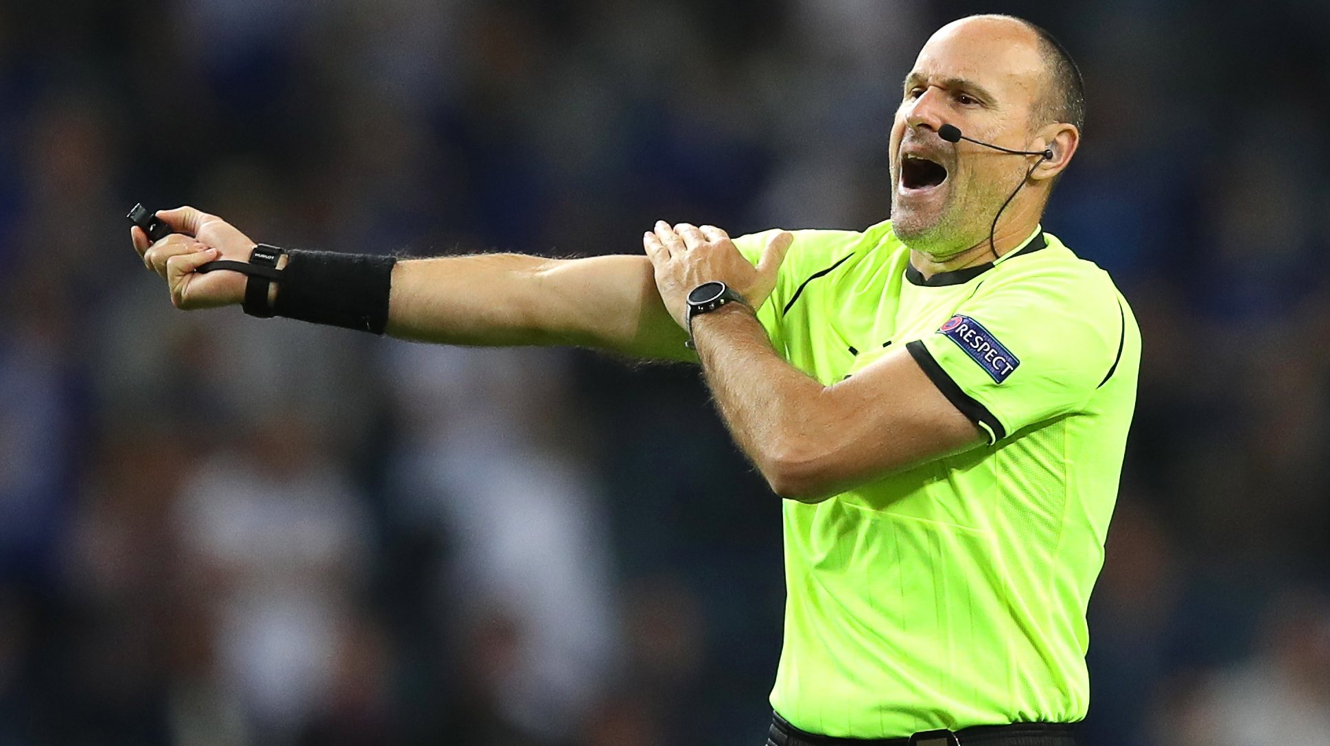 epa09235873 Spanish referee Antonio Mateu Lahoz gestures during the UEFA Champions League final between Manchester City and Chelsea FC in Porto, Portugal, 29 May 2021.  EPA/Jose Coelho / POOL