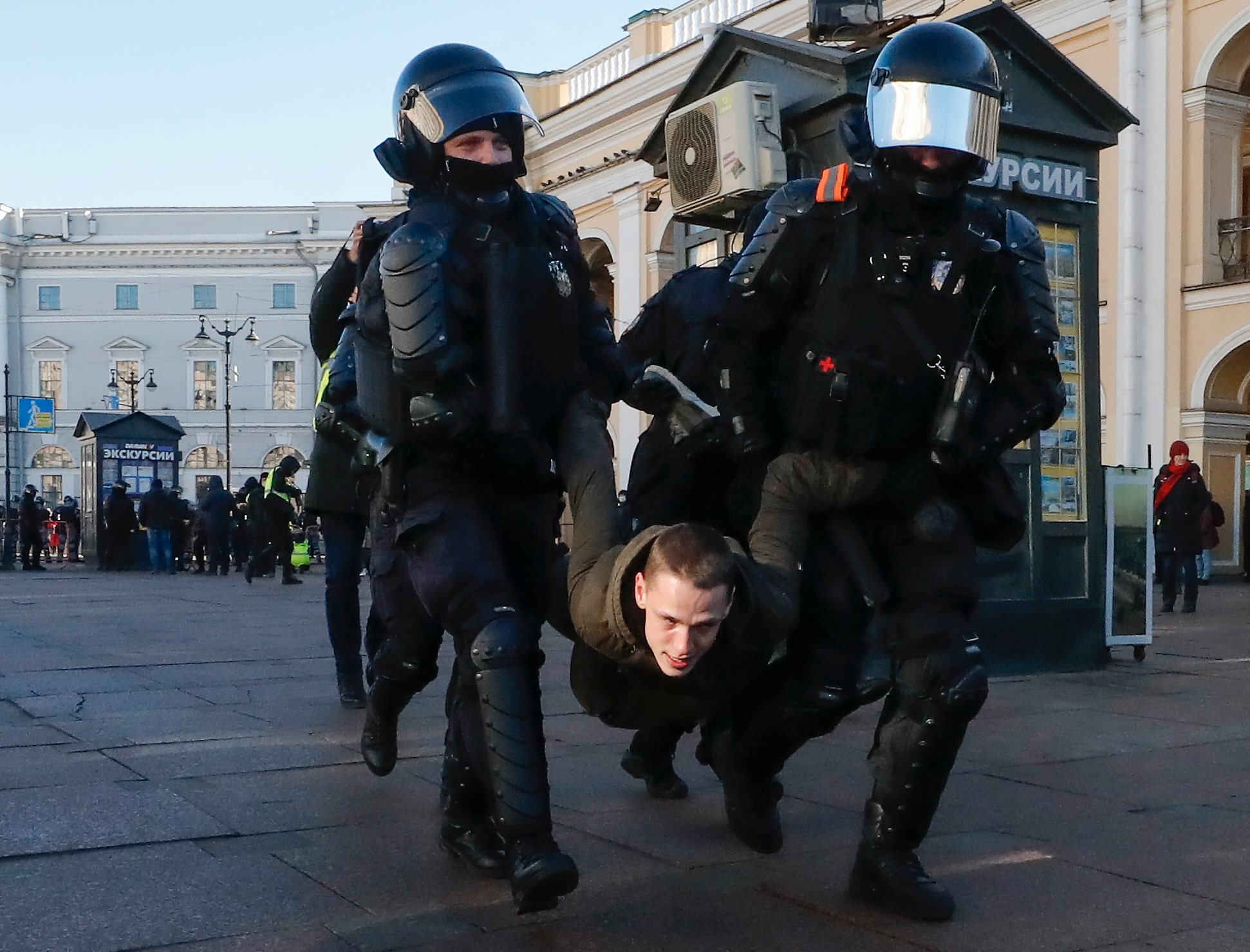 epa09805472 Russian policemen detain a participant in an unauthorized rally against the Russian military operation in Ukraine, in Saint Petersburg, Russia, 06 March 2022. According to independent Russian human rights group OVD-Info, hundreds of people were arrested in protests throughout major Russian cities on 06 March.  EPA/ANATOLY MALTSEV