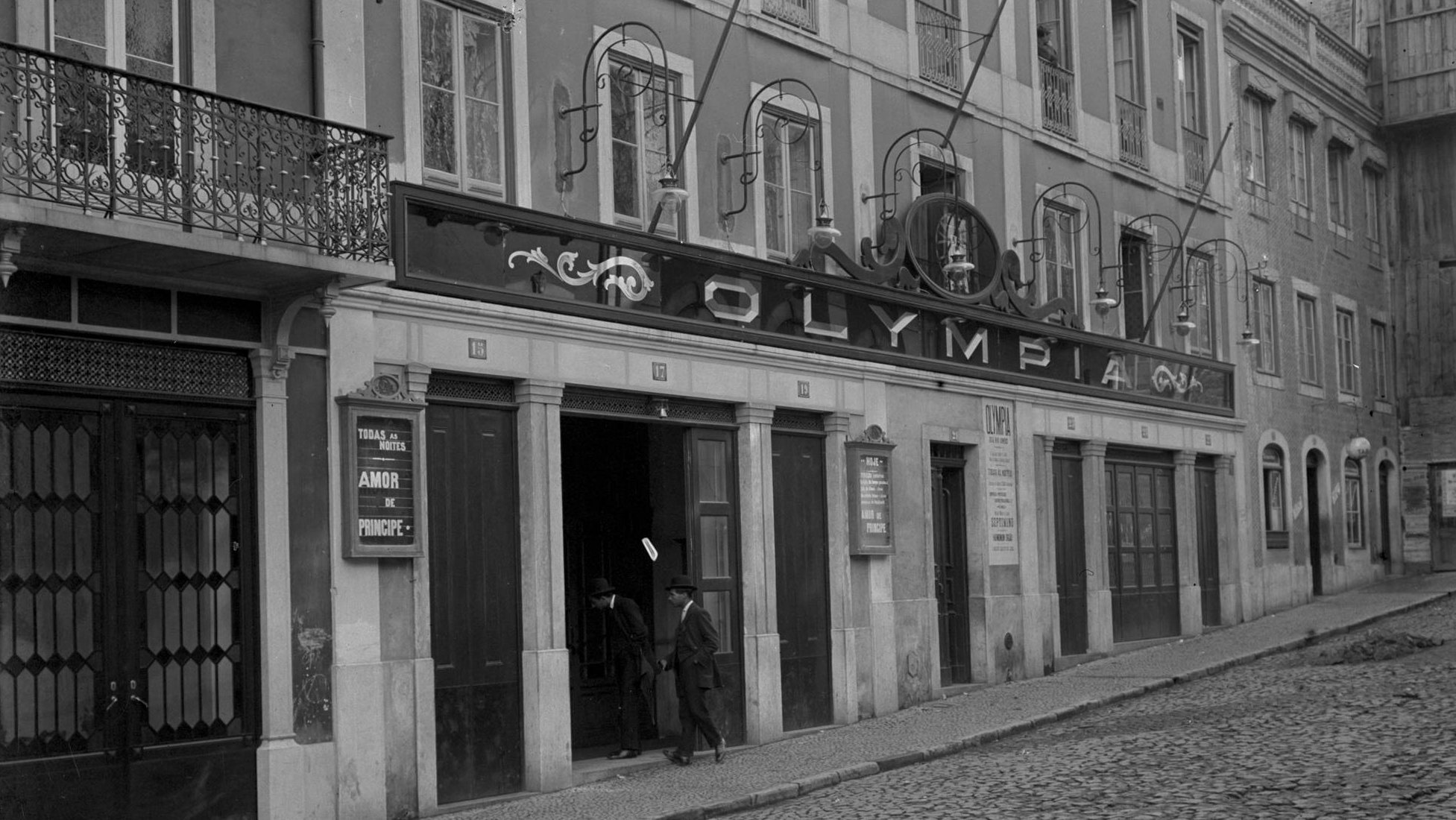 A fachada do Cinema Olympia, fotografado na segunda década do século XX por Joshua Benoliel