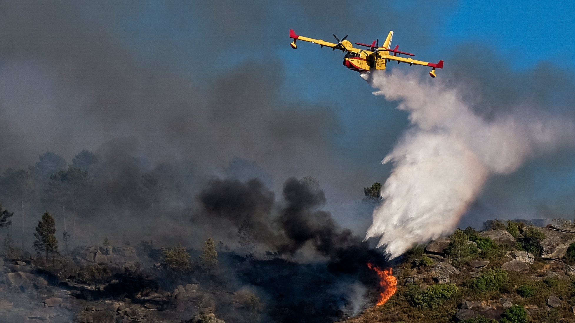 Um avião combate um incêndio no Parque Nacional da Peneda-Gerês que deflagrou pelas 05:00, em Lindoso, Ponte da Barca, Viana do Castelo, 08 de agosto de 2020. Às 17:30 o incêndio estava a ser combatido por 121 operacionais, 35 viaturas e 7 meios aéreos. ARMÉNIO BELO/LUSA