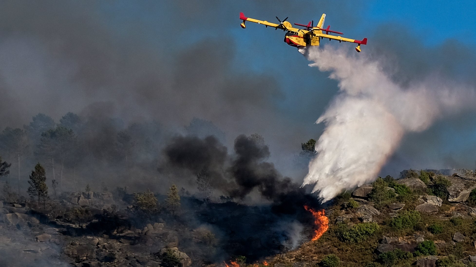 Um avião combate um incêndio no Parque Nacional da Peneda-Gerês que deflagrou pelas 05:00, em Lindoso, Ponte da Barca, Viana do Castelo, 08 de agosto de 2020. Às 17:30 o incêndio estava a ser combatido por 121 operacionais, 35 viaturas e 7 meios aéreos. ARMÉNIO BELO/LUSA