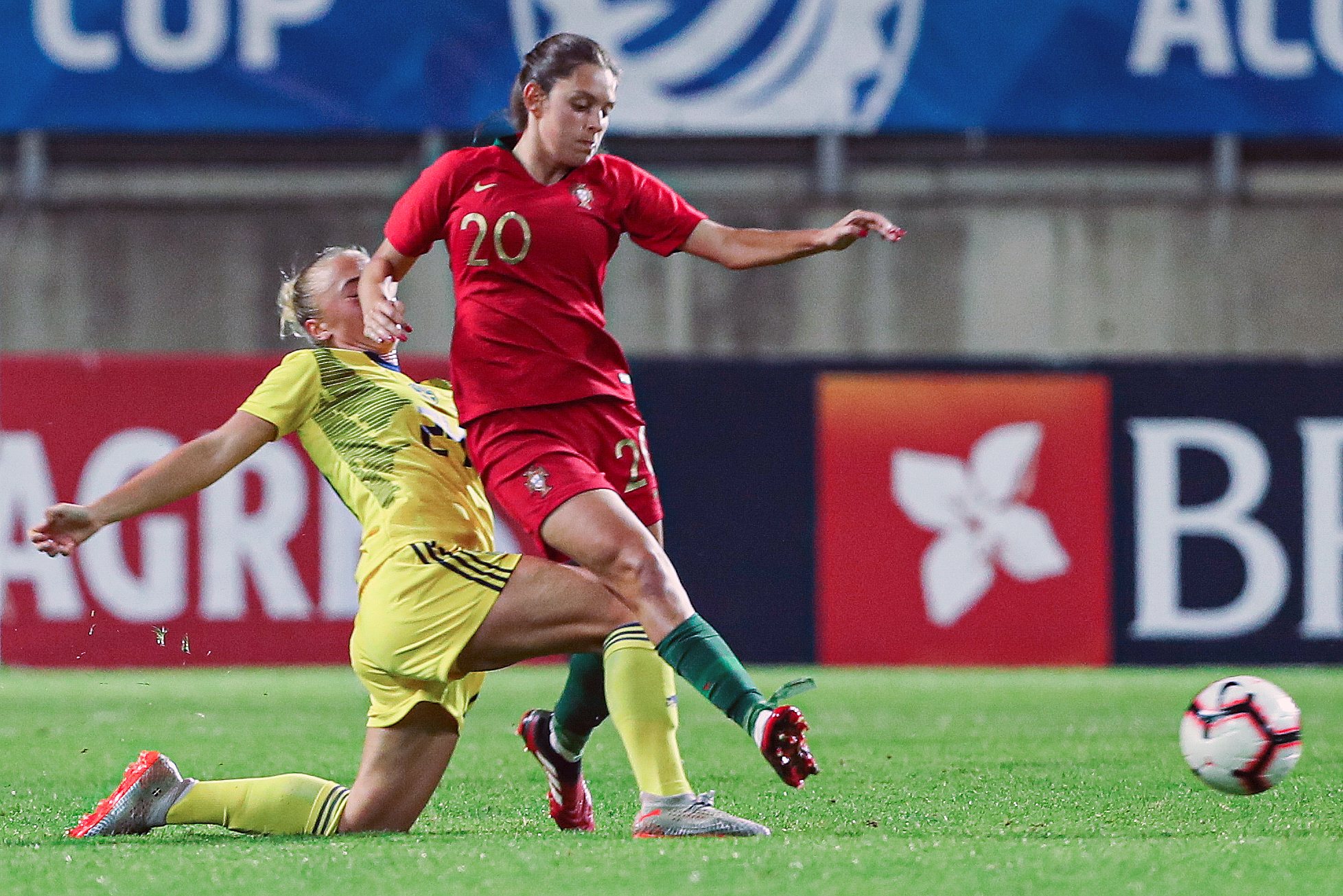 Portugal soccer player, Andreia Faria (R), fights for the ball with Hanna Bennison of Sweden during their Algarve Cup women soccer match held at Algarve Stadium, Faro, Algarve, Portugal, 10th March 2020. LUIS FORRA/LUSA