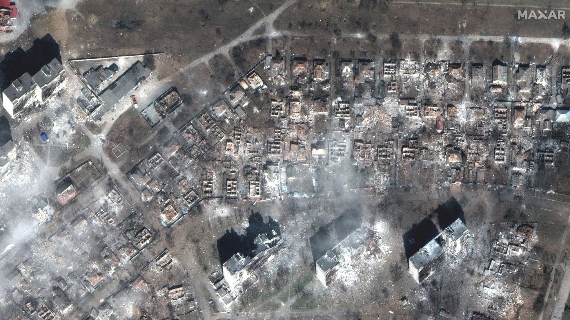 epa09859621 A handout satellite image made available by Maxar Technologies shows apartment buildings and homes destroyed in east Mariupol, Ukraine, 29 March 2022.  EPA/MAXAR TECHNOLOGIES HANDOUT -- MANDATORY CREDIT: SATELLITE IMAGE 2022 MAXAR TECHNOLOGIES -- THE WATERMARK MAY NOT BE REMOVED/CROPPED -- HANDOUT EDITORIAL USE ONLY/NO SALES