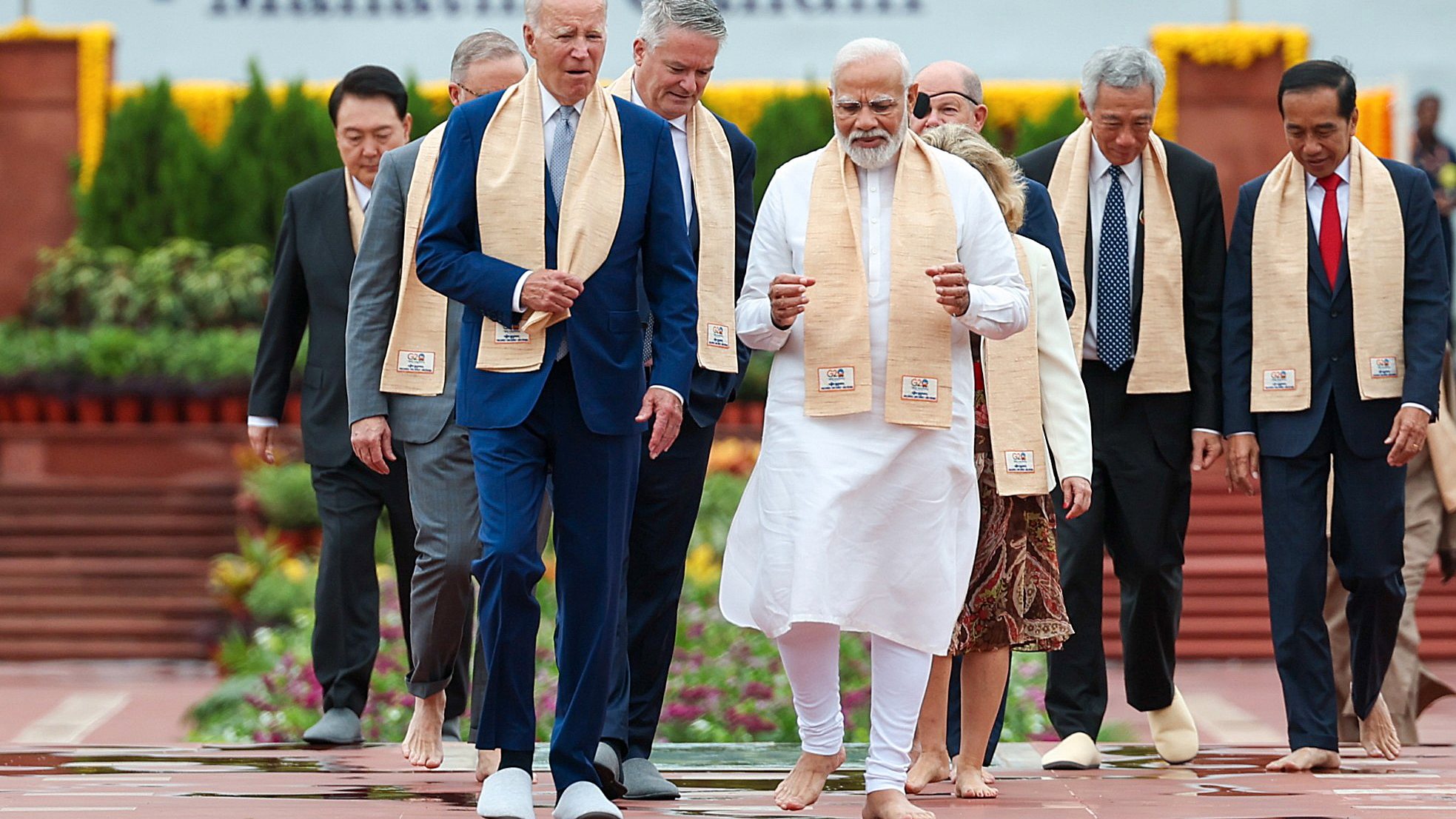 epa10852029 A handout photo made available by the Indian Press Information Bureau (PIB) shows Indian Prime Minister Narendra Modi (C-R) walking with US President Jo Biden (C-L) and other world leaders upon their arrival at the Mahatma Gandhi&#039;s memorial in Rajghat, New Delhi, India 10 September 2023. World Leaders paid tribute to Mahatama Gandhi on the second day of the G20 Summit.  EPA/INDIA PRESS INFORMATION BUREAU  HANDOUT EDITORIAL USE ONLY/NO SALES