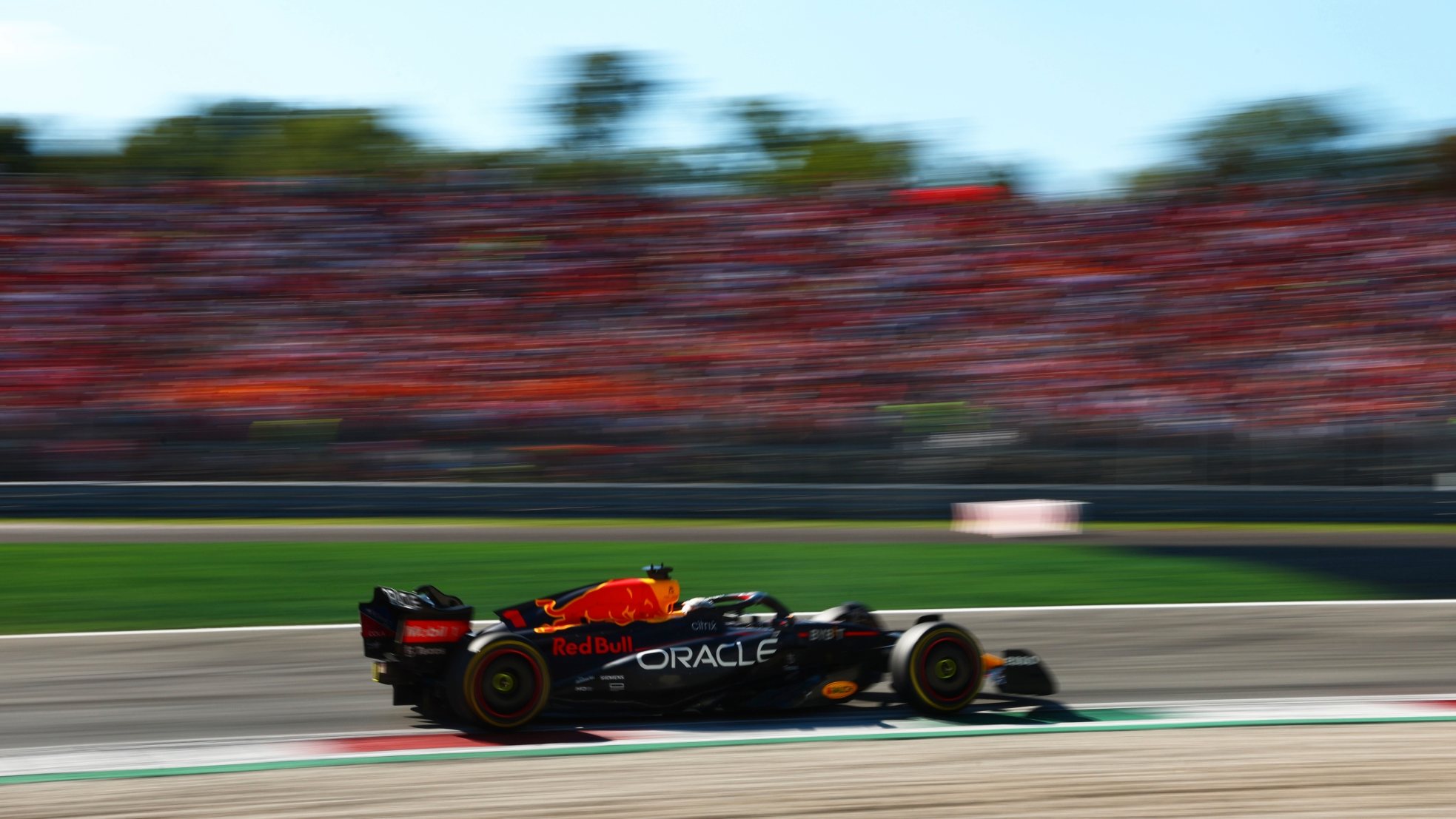 Max Verstappen saiu da sétima posição, chegou a segundo com apenas cinco voltas feitas e conseguiu a quinta vitória consecutiva