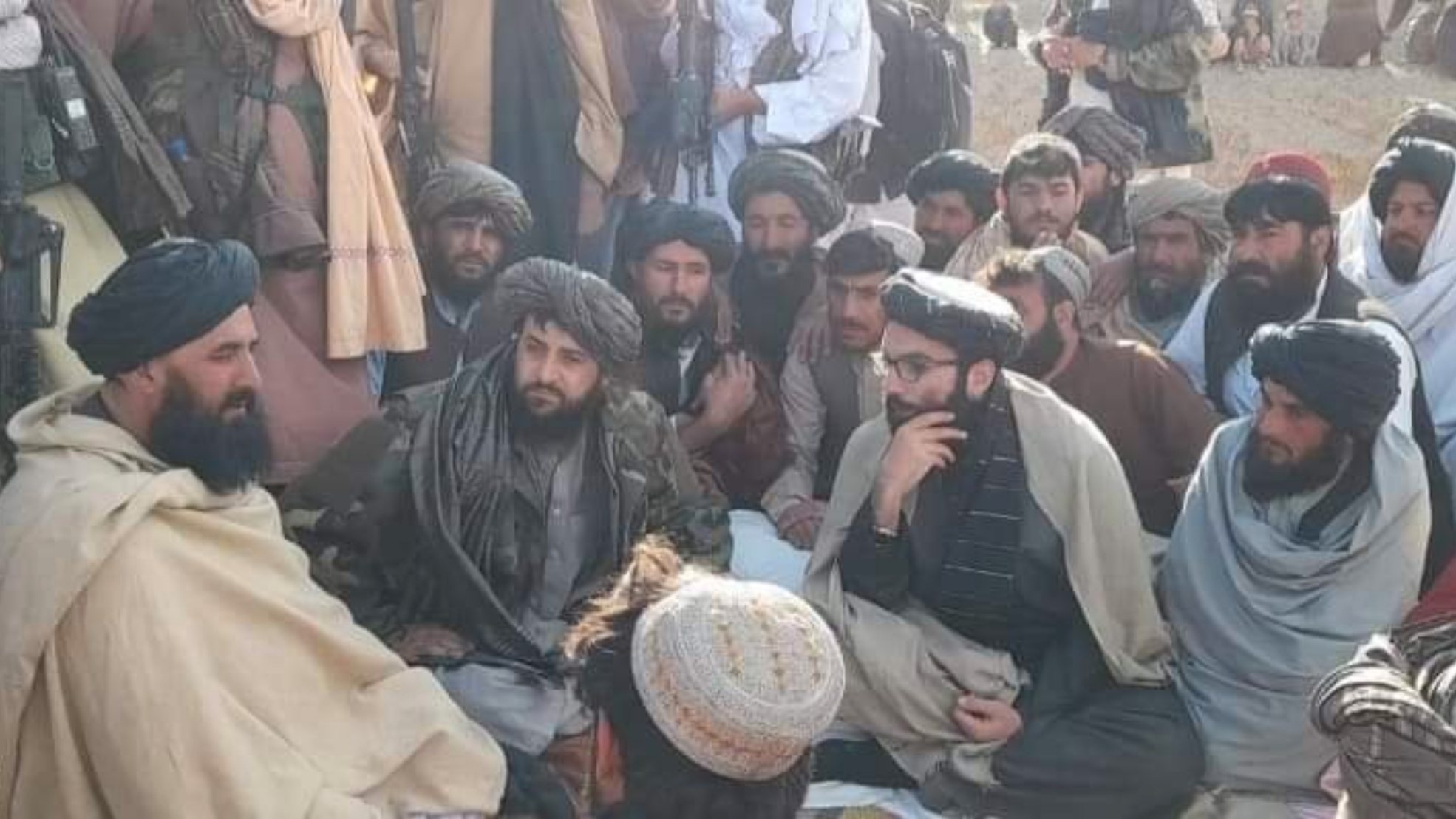 Vários membros do governo talibã, como Yaqoub Mojahid e Anas Haqqani, deslocaram-se ao local do acidente, para acompanhar as operações de socorro
