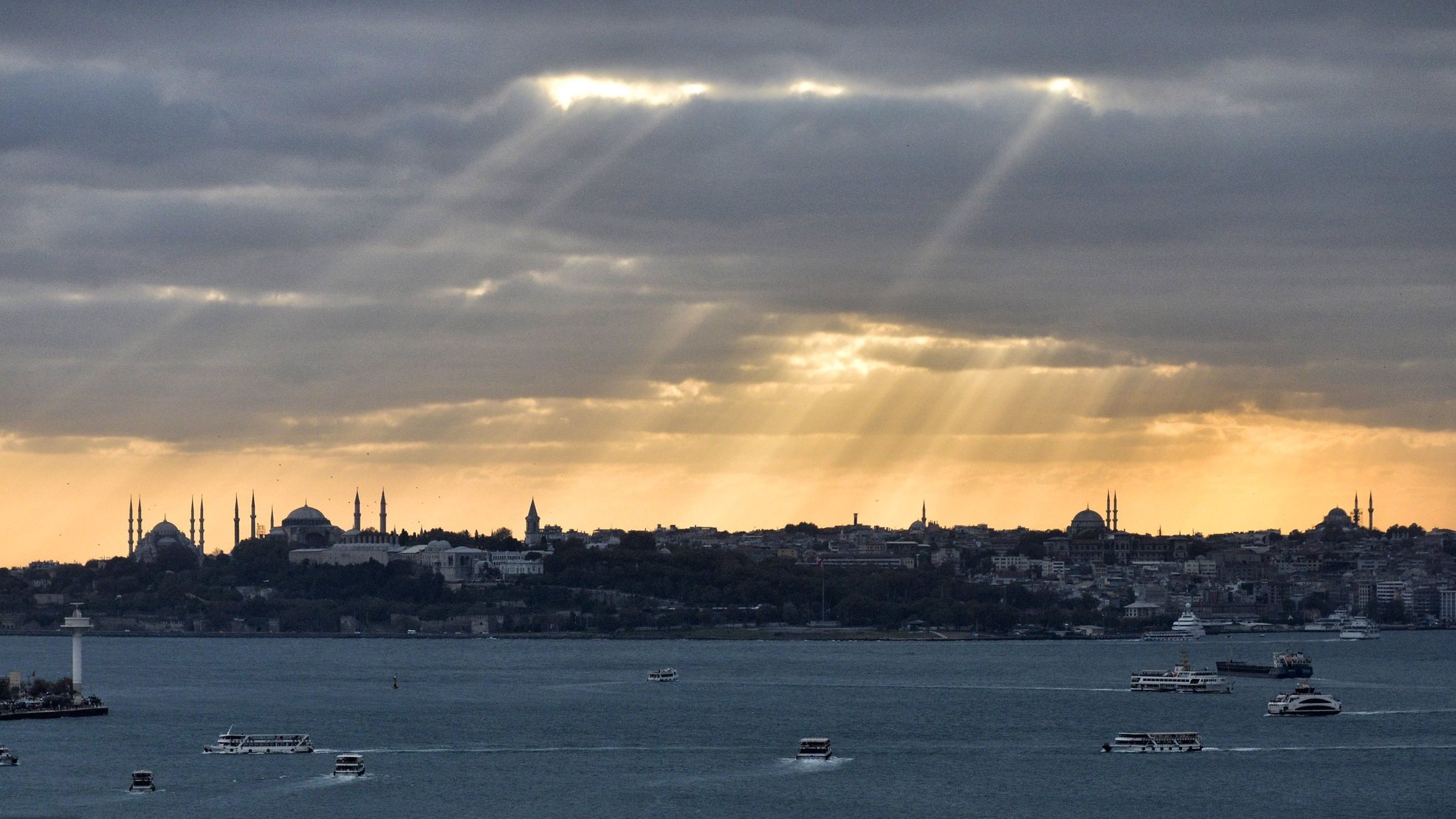 epa05006167 Ottoman era and Bosphorus buildings are seen from the Bosphorus Bridge during a sunset in a winter day in Istanbul, Turkey 01 November 2015.  EPA/DENIZ TOPRAK