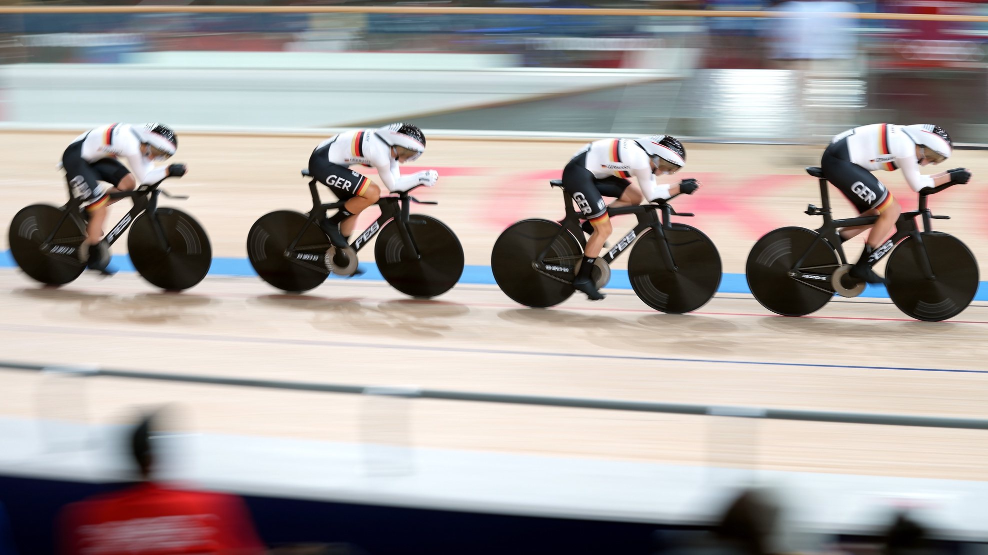 epa09387116 Team Germany in action during the Women&#039;s Team Pursuit qualifying during the Track Cycling events of the Tokyo 2020 Olympic Games at the Izu Velodrome in Ono, Shizuoka, Japan, 02 August 2021.  EPA/CHRISTOPHER JUE
