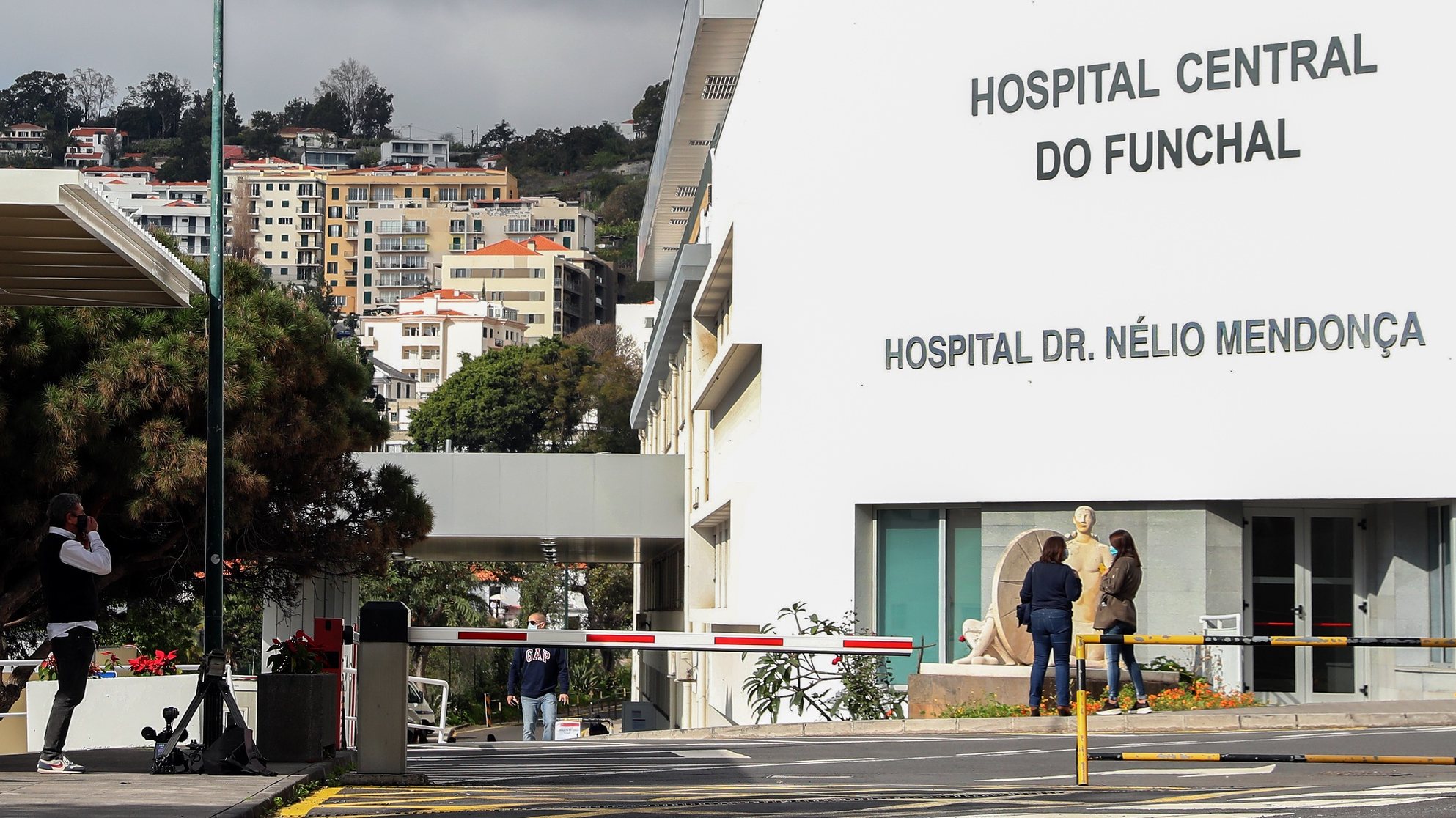 Fachada do Hospital Nélio Mendonça, que hoje recebeu a visita do presidente do Governo Regional da Madeira, para ver a nova unidade de internamento covid-19 da instituição hospitalar, no Funchal, 28 de janeiro de 2021. HOMEM DE GOUVEIA/LUSA