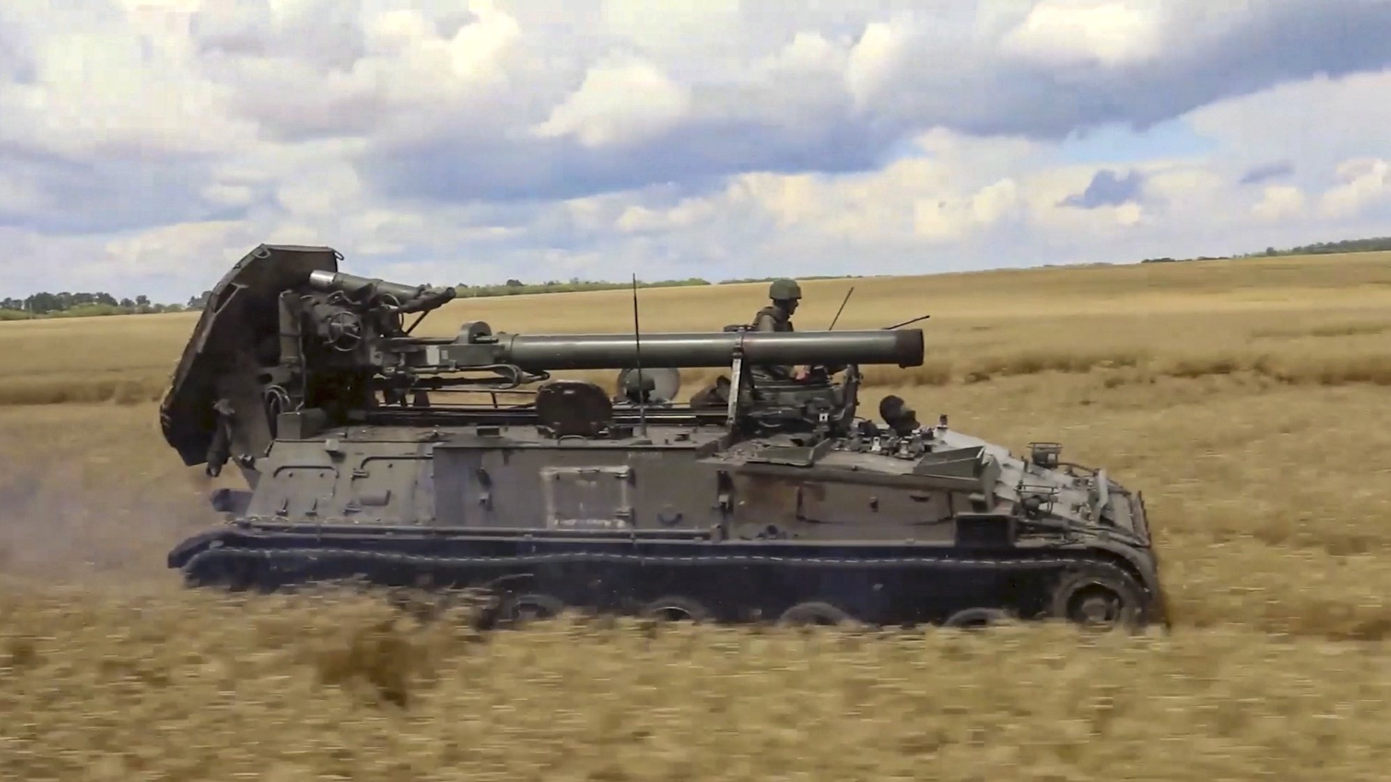 epa10083863 A handout still image taken from handout video provided by the Russian Defence ministry press-service shows Russian servicemen on a 240-mm self-propelled mortar 2S4 â€˜Tyulpanâ€™ during combat missions in Ukraine, 21 July 2022. On 24 February 2022 Russian troops entered the Ukrainian territory in what the Russian president declared a &#039;Special Military Operation&#039;, starting an armed conflict that has provoked destruction and a humanitarian crisis.  EPA/RUSSIAN DEFENCE MINISTRY PRESS SERVICE/HANDOUT EDITORIAL USE ONLY/NO SALES HANDOUT EDITORIAL USE ONLY/NO SALES