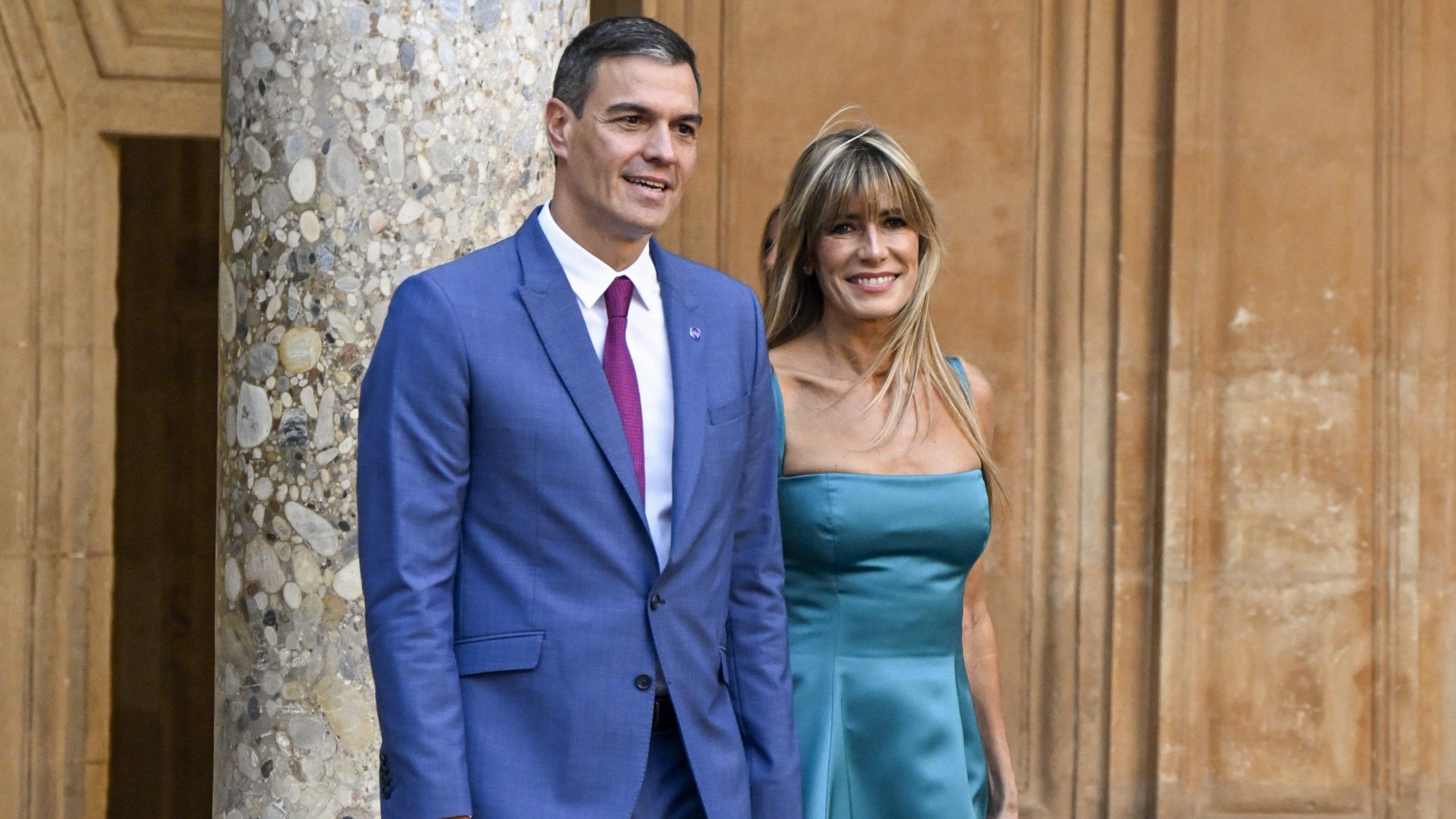 epa10901974 Spain&#039;s acting Minister Pedro Sanchez (L) and his wife Begona Gomez (R) arrive to Carlos V Palace in the framework of the third meeting of the European Political Community in Granada, Spain, 05 October 2023.  EPA/MIGUEL ANGEL MOLINA