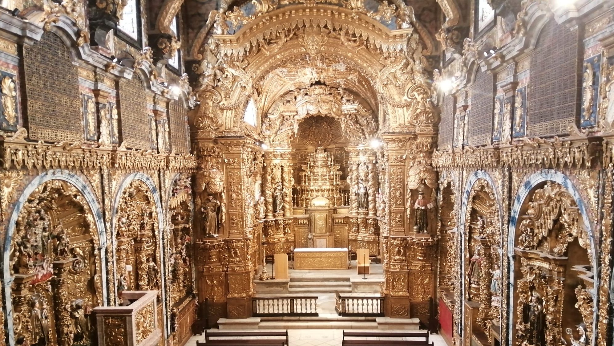 Considerada um dos maiores exemplos de igrejas forradas a ouro, a Igreja de Santa Clara foi inaugurada em 1416 e classificada como monumento nacional em 1910