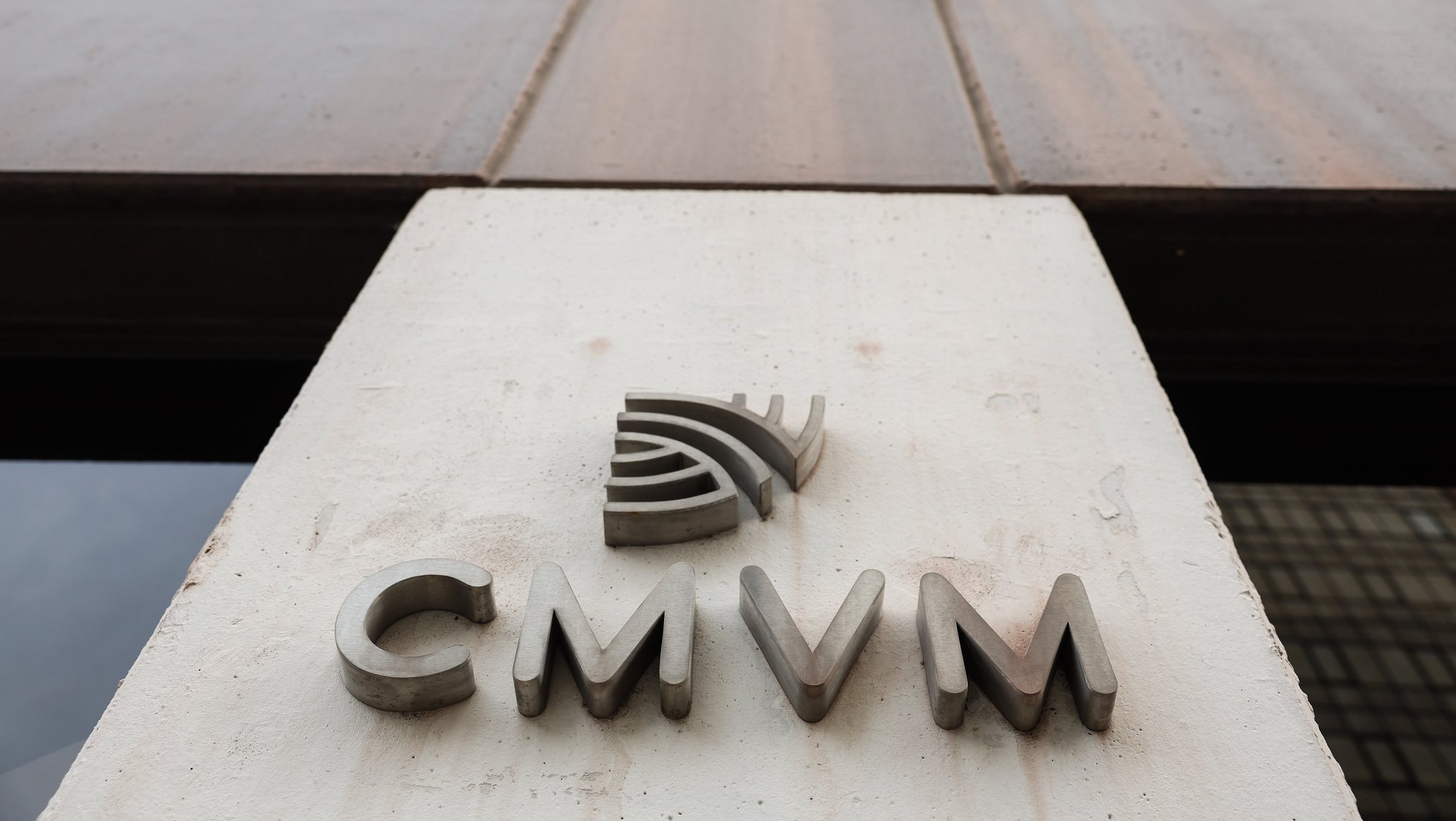 Logotipo da Comissão do Mercado de Valores Imobiliários - CMVM, na sede em Lisboa, 15 de fevereiro de 2023. TIAGO PETINGA/LUSA