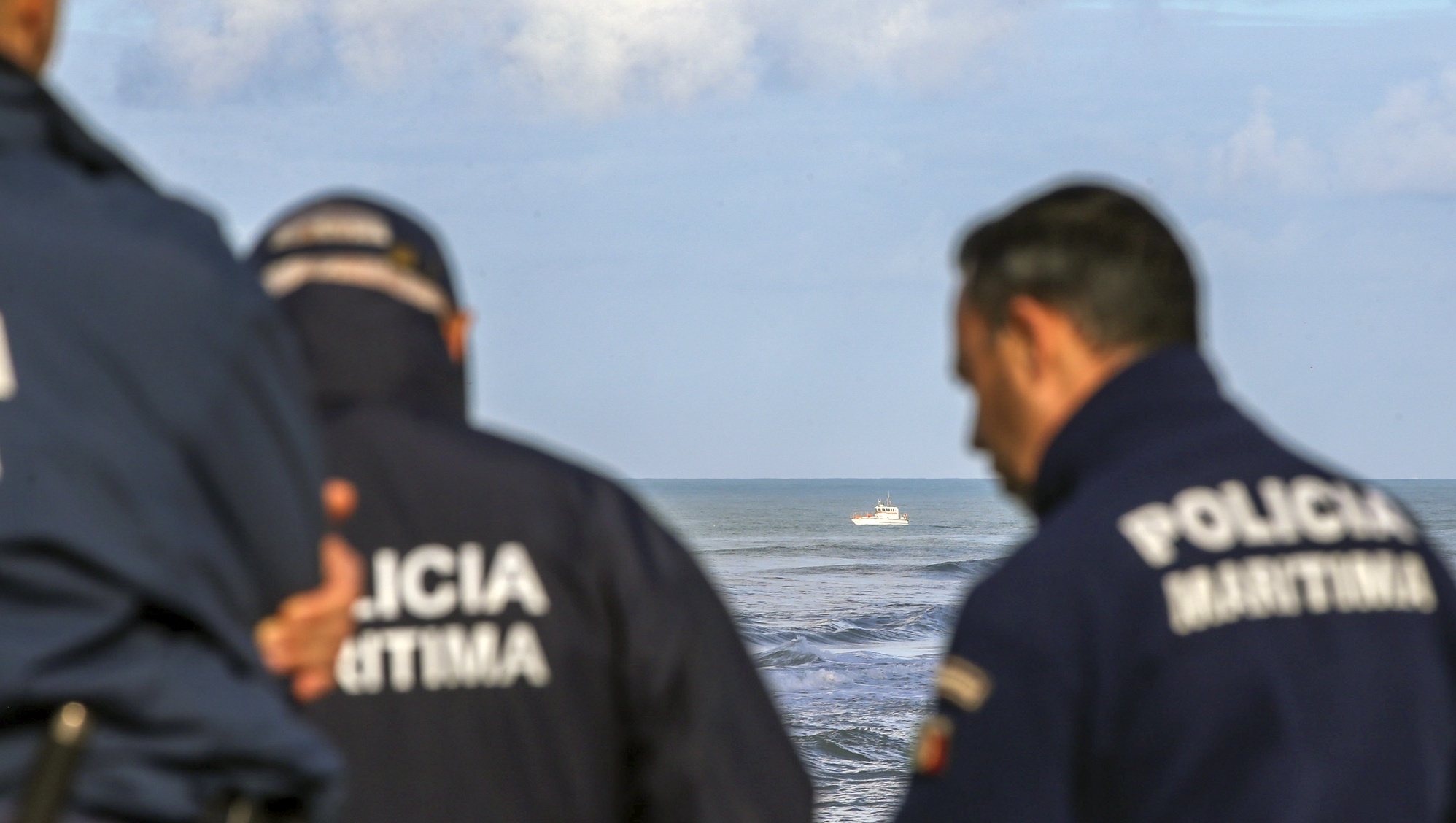 Elementos da Policia Marítima participam nas buscas dos três tripulantes de uma embarcação desaparecida na sexta-feira ao largo na Nazaré, na Praia do Pedrogão em Leiria. PAULO CUNHA/LUSA