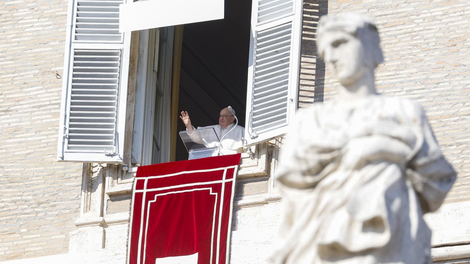 epa11125781 Pope Francis leads the Angelus prayer from the window of his office overlooking St. Peter&#039;s Square in Vatican City, 04 February 2024.  EPA/FABIO FRUSTACI