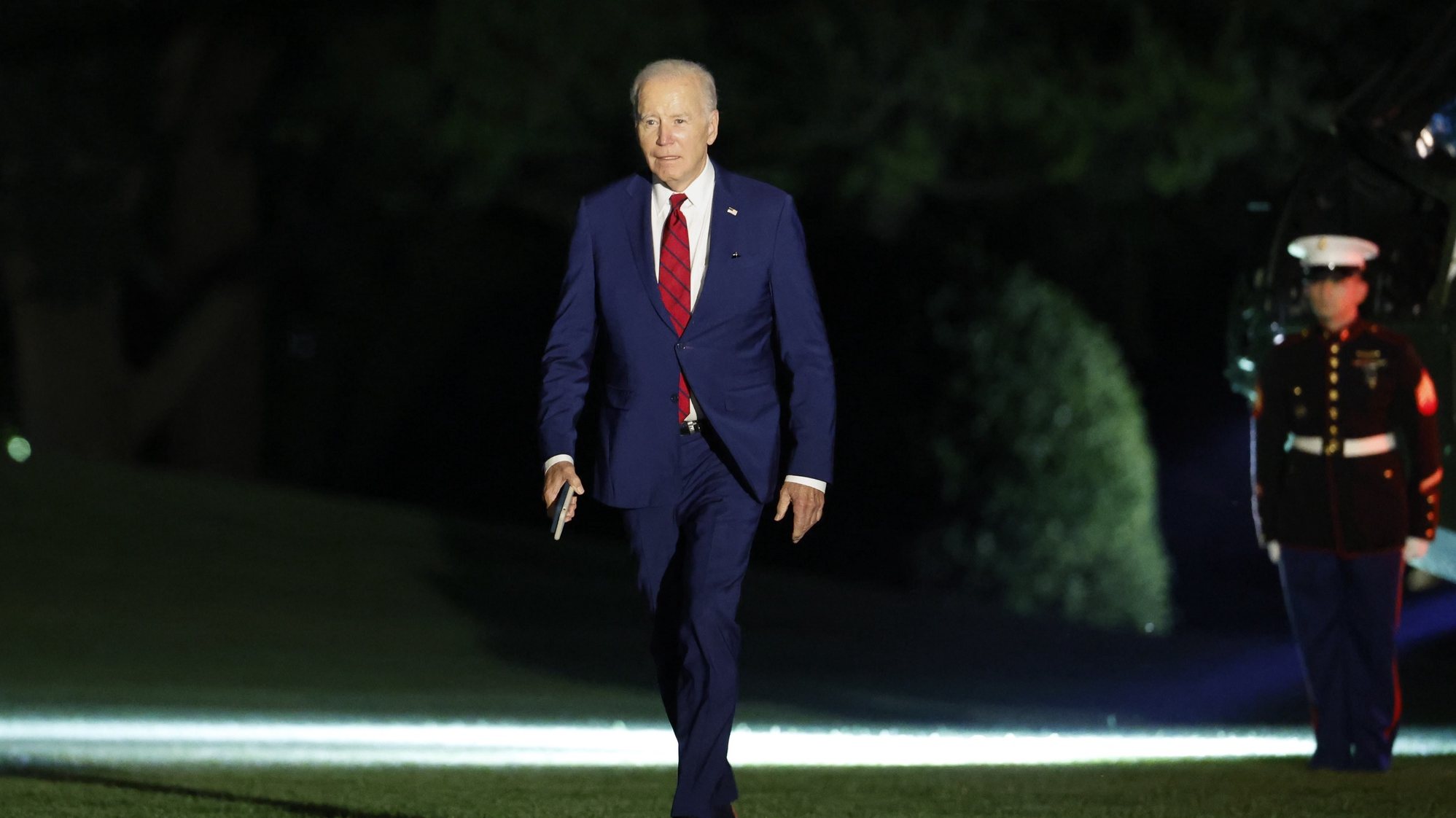 epa10873350 US President Joe Biden walks on the South Lawn of the White House after arriving on Marine One in Washington, DC, USA 20 September 2023. Biden yesterday called on world leaders to stand by Ukraine in its struggle to eject Russian troops, even as Kyiv&#039;s allies said they now expect the war to last for years to come.  EPA/Ting Shen / POOL