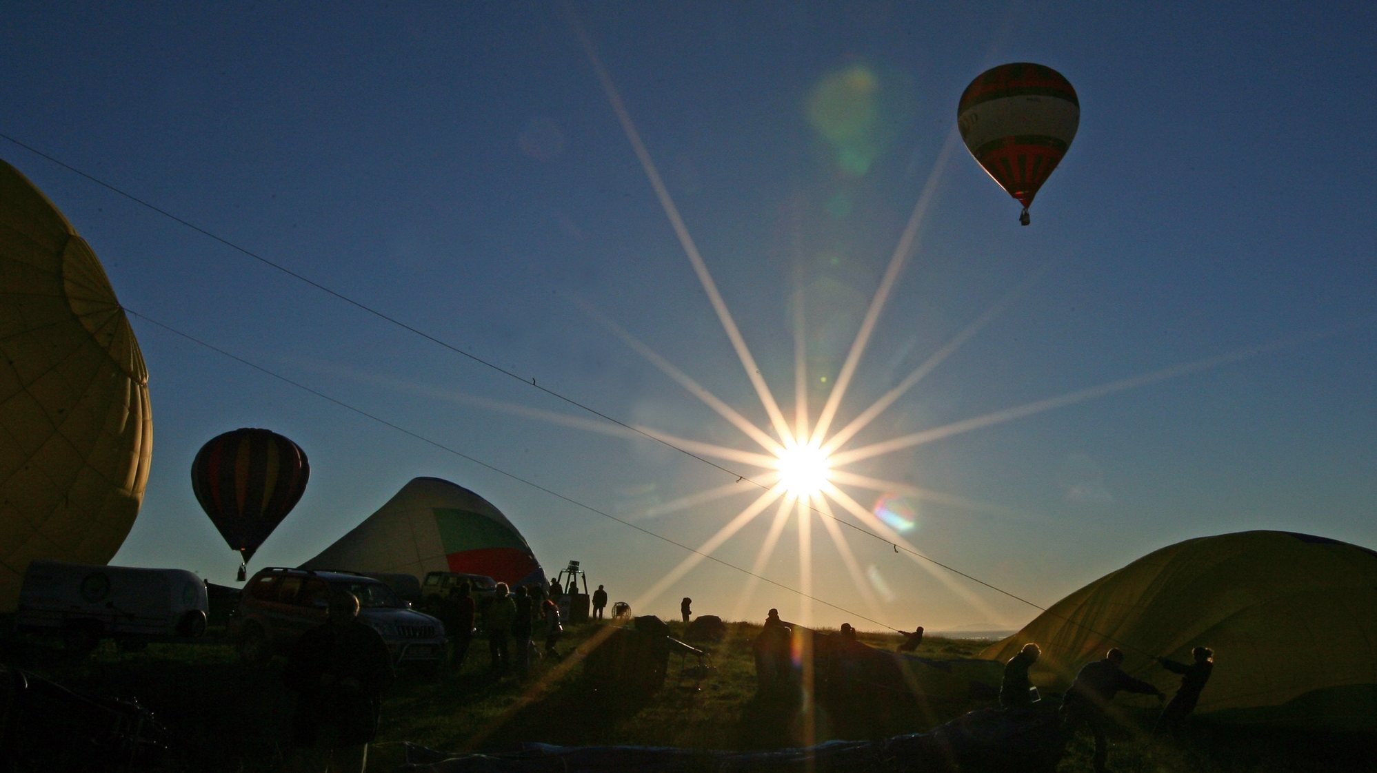Balonistas durante um voo no âmbito do 16a Edição do Festival Internacional de Balões de Ar Quente - Elvas Património da Humanidade. Elvas, 13 de novembro de 2012. NUNO VEIGA/LUSA