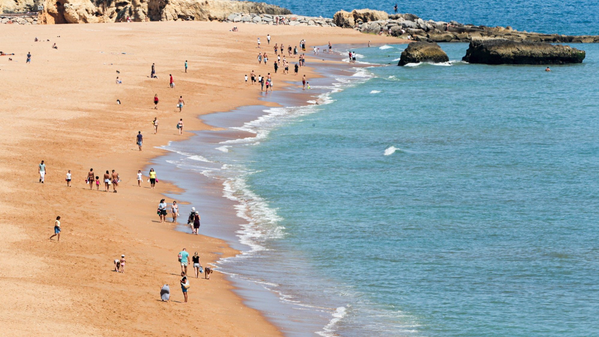 A temperatura da água na costa algarvia está entre os 18 e os 20 ºC