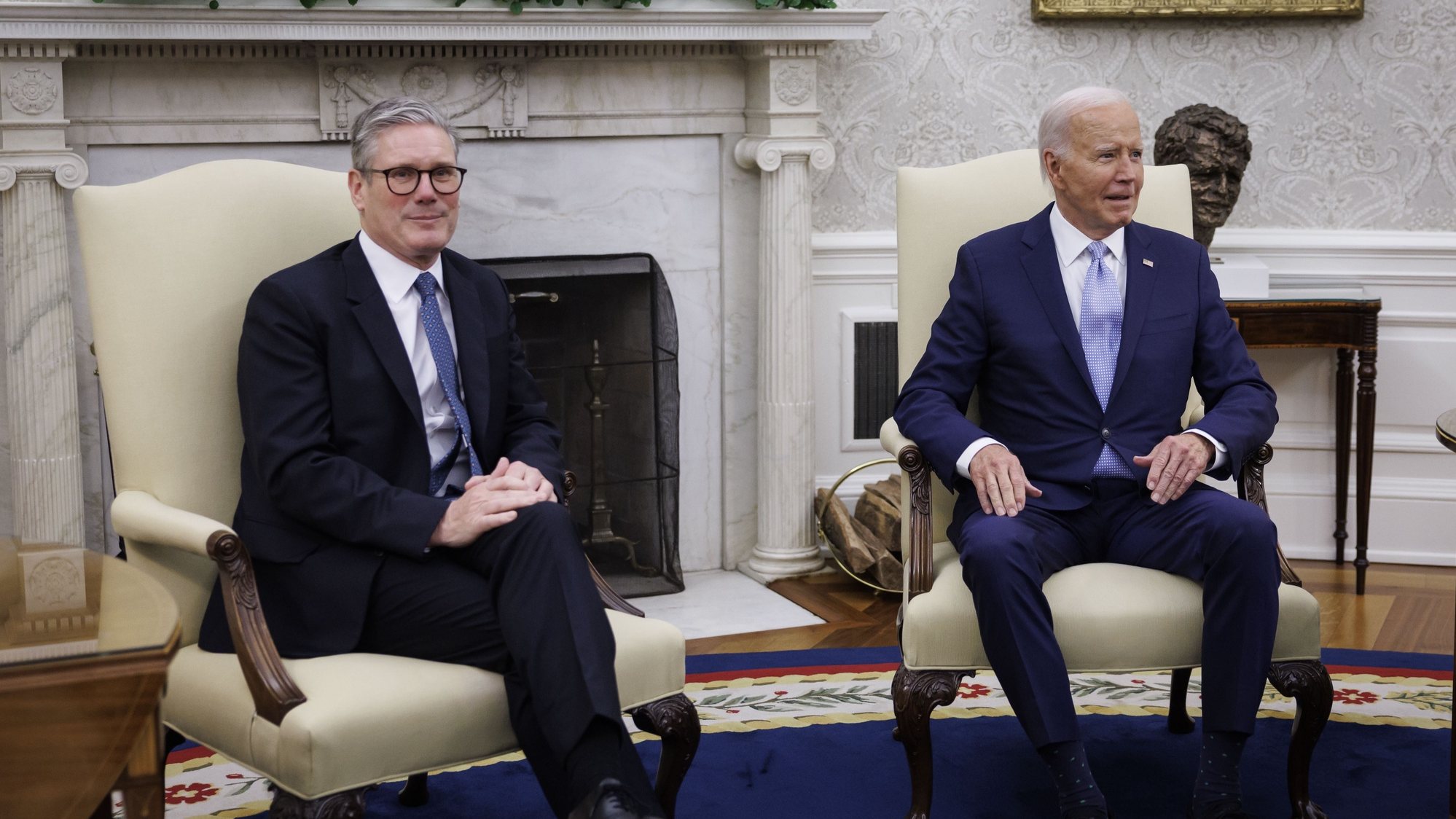 epa11471660 US President Joe Biden (R) and UK Prime Minister Keir Starmer (L) participate in a bilateral meeting at the Oval Office of the White House in Washington, DC, USA, 10 July 2024. Starmer stated he would publish a roadmap showing how the UK would spend 2.5 percent of its gross domestic product on defense as the prime minister faced calls from the British military and allies abroad to clarify his policy ahead of this week&#039;s NATO summit in Washington.  EPA/TING SHEN / POOL