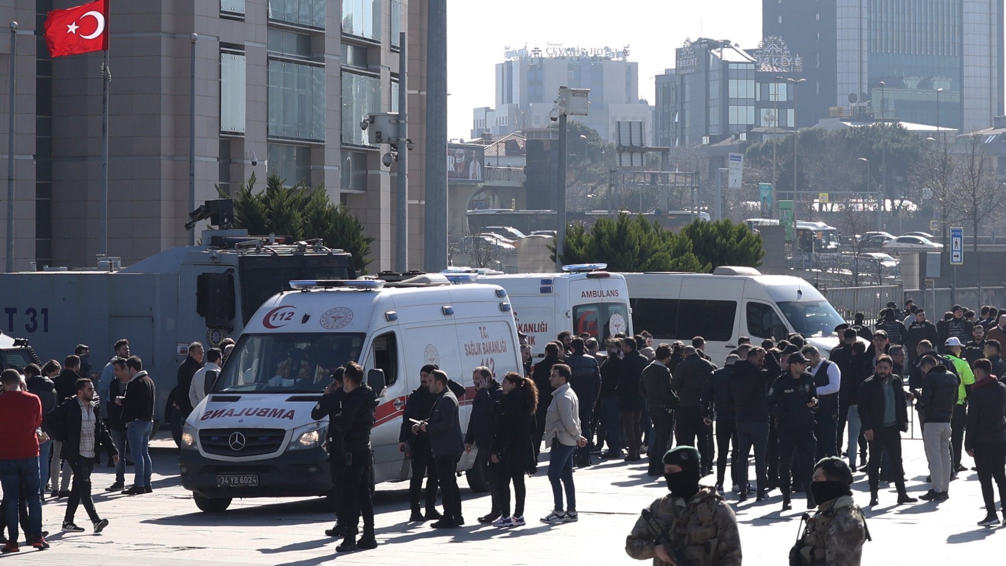 epa11130733 Police secure the area following an attack in front of the Istanbul Courthouse in Istanbul, Turkey, 06 February 2024. According to Turkey&#039;s Interior Minister Ali Yerlikaya, an attack on an Istanbul courthouse has left two people dead and five injured.  EPA/BERK OZKAN