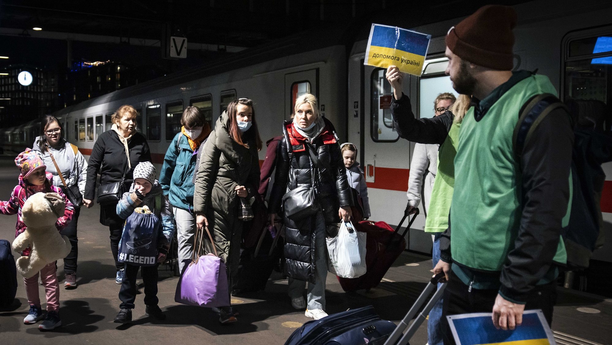 epa09857063 Ukrainian war refugees arrive by train from Berlin at Amsterdam Central Station, Amsterdam, The Netherlands, where the first reception and registration of the refugees takes place, 28 March 2022.  EPA/RAMON VAN FLYMEN