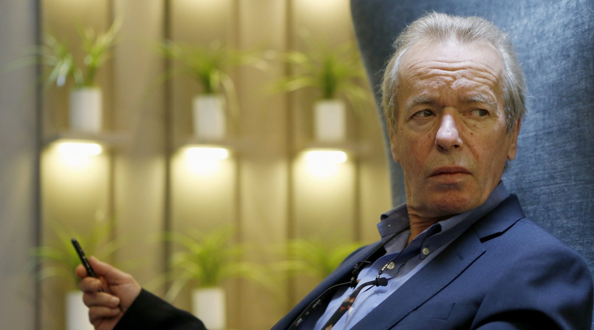 epa04958791 British writer Martin Amis is seen before the presentation of the Spanish edition of his book &#039;The Zone of Interest&#039; in Barcelona, Spain, 01 October 2015.  EPA/ALEJANDRO GARCIA
