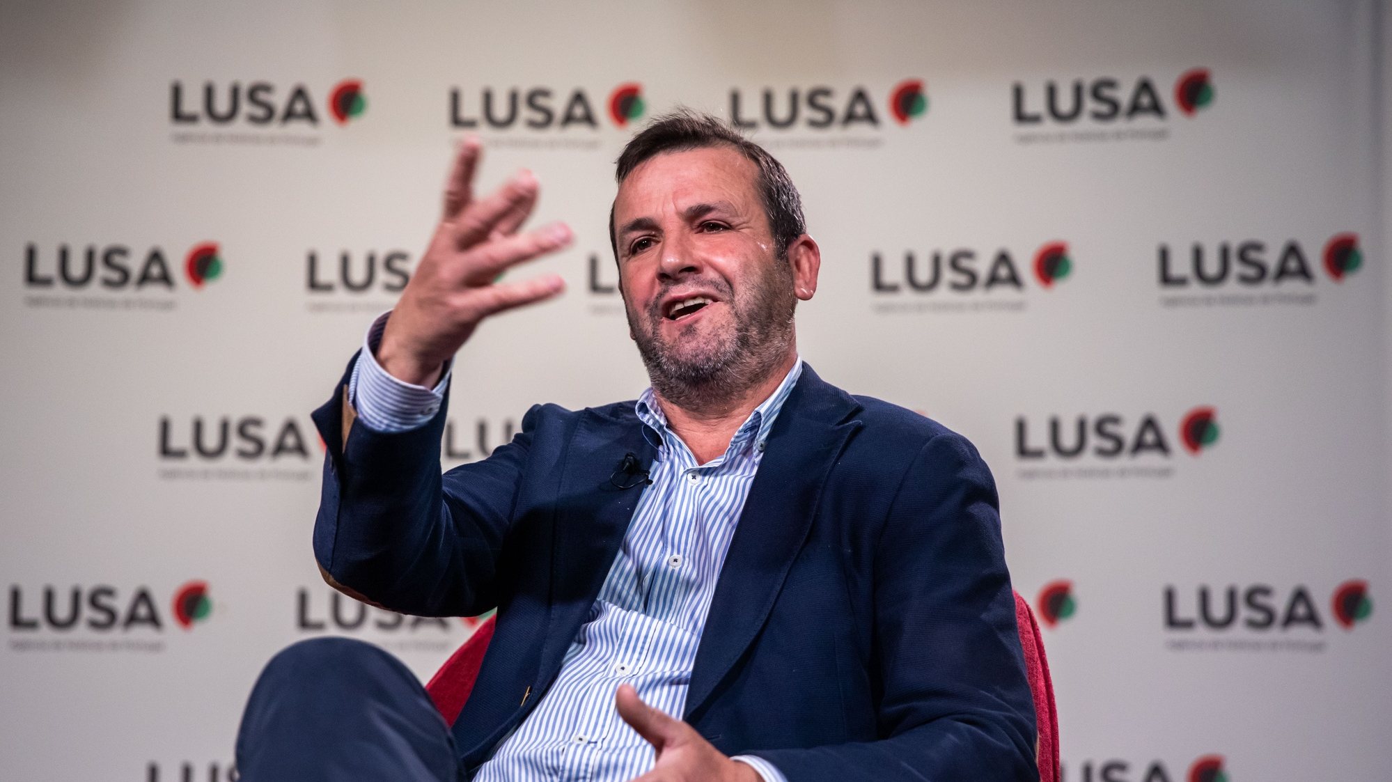 O presidente do Reagir Incluir Reciclar (RIR), Vitorino Silva (Tino de Rans), em entrevista à Lusa, na sede da agência, em Lisboa, 10 de janeiro de 2022. JOSÉ SENA GOULÃO/LUSA
