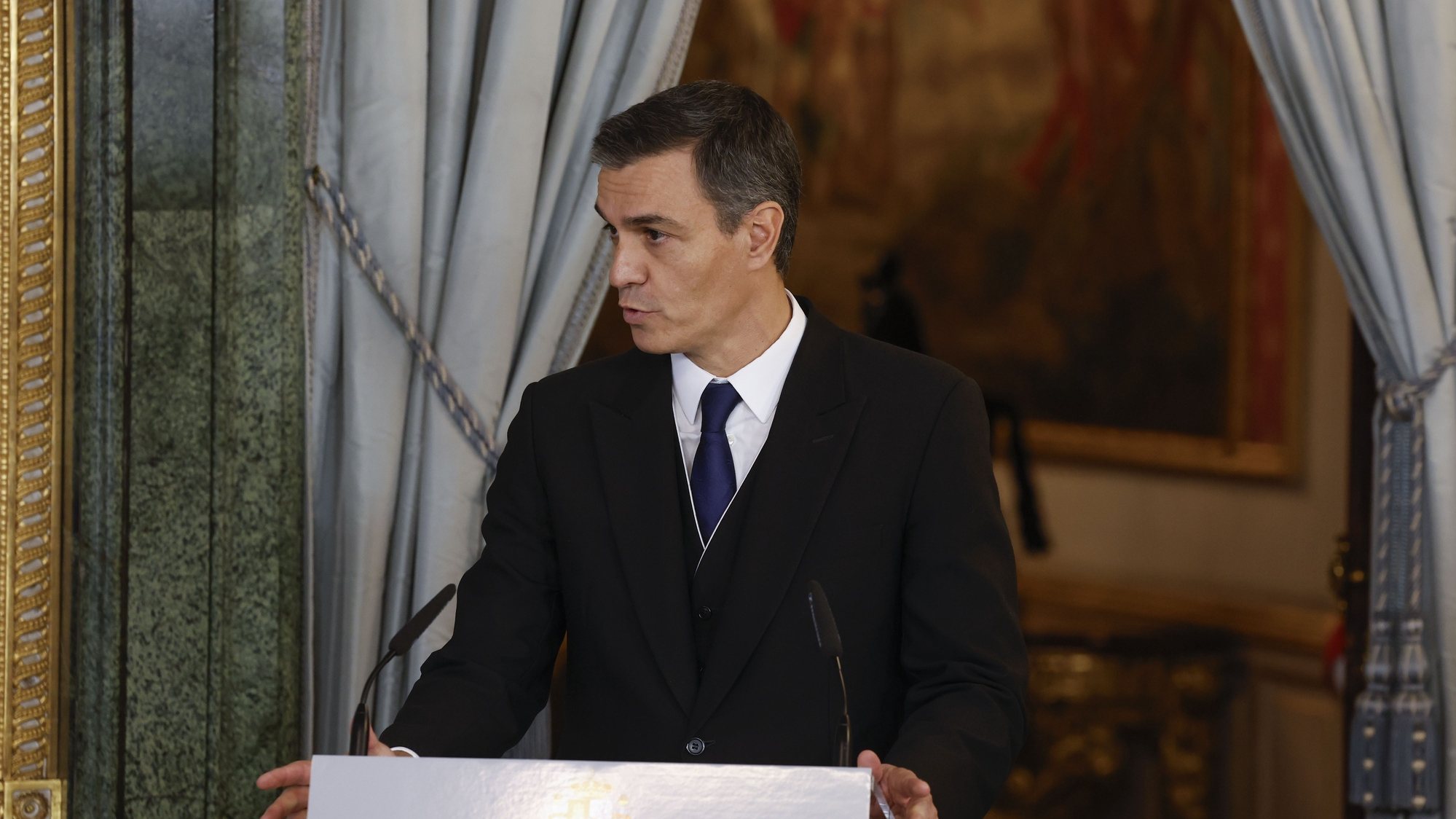 epa10950584 Spanish Acting Prime Minister Pedro Sanchez delivers a speech before Spain&#039;s Crown Princess Leonor receives the necklace of Spain&#039;s King Carlos III at the Royal Palace after the ceremony in which she swore allegiance to the Spanish Constitution at the Spanish Lower House, in Madrid, Spain, 31 October 2023. Princess Leonor swore an oath of loyalty to the Spanish Constitution on her 18th birthday. Upon reaching the age of majority and taking the oath before Parliament, the Princess could exercise the royal function automatically and immediately if her father were to be disqualified under any circumstance.  EPA/JUANJO MARTIN / POOL