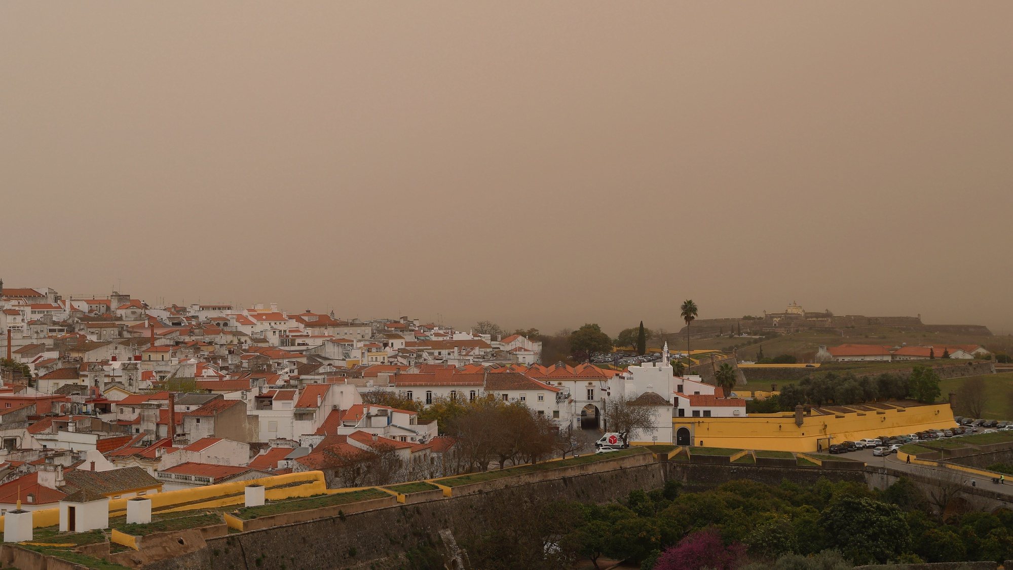 Nuvens de poeira vinda do Norte de África vão atravessar os céus de Portugal continental e o resto da Península Ibérica até ao fim do dia de quinta-feira, em Elvas, 15 de março de 2022. NUNO VEIGA/LUSA