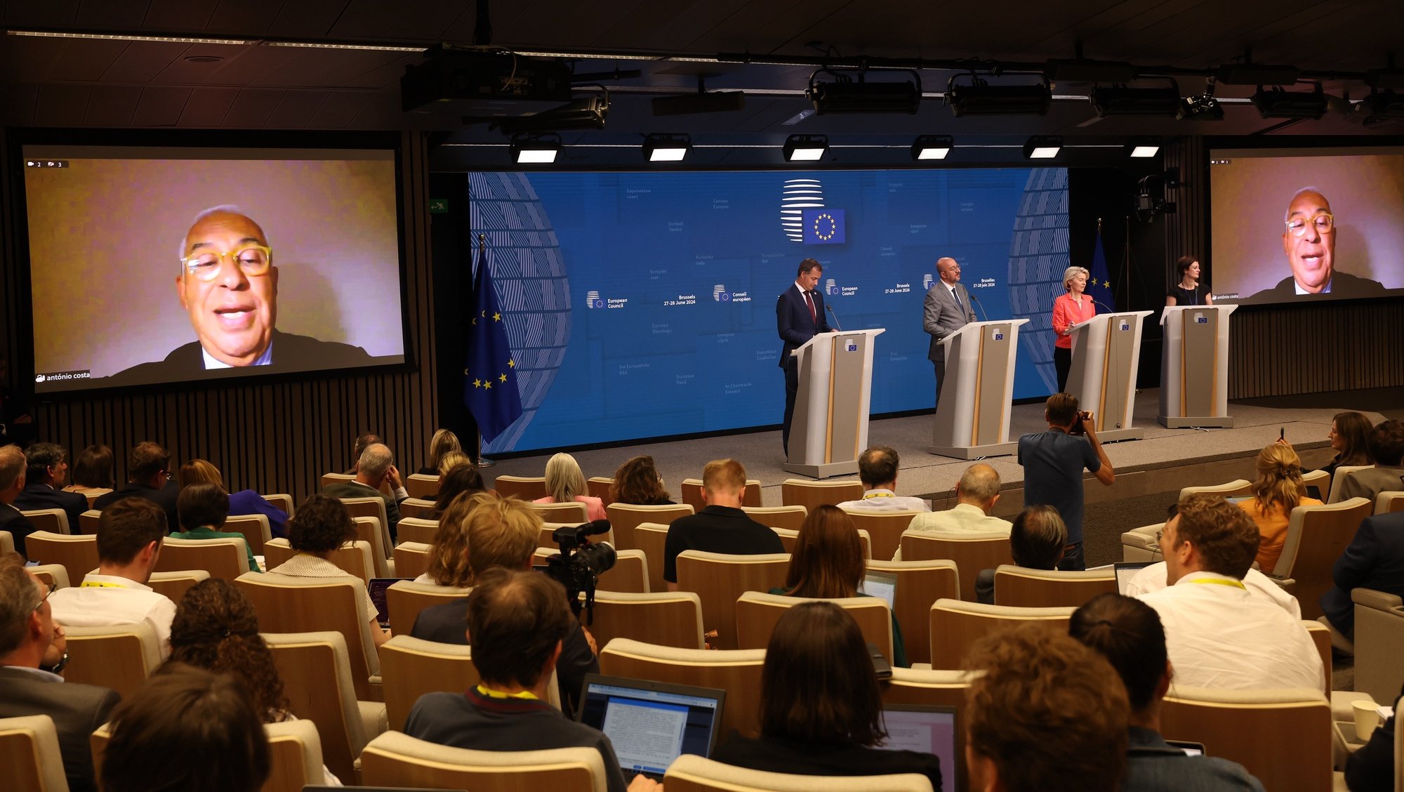 epa11442346 (L-R) Antonio Costa, on screen, is elected President of the European Council, Belgian Prime Minister Alexander De Croo,  European Council President Charles Michel European Commission President Ursula von der Leyen during a news conference at the end of  European Council in Brussels, Belgium, 28 June 2024.  EPA/OLIVIER HOSLET / POOL