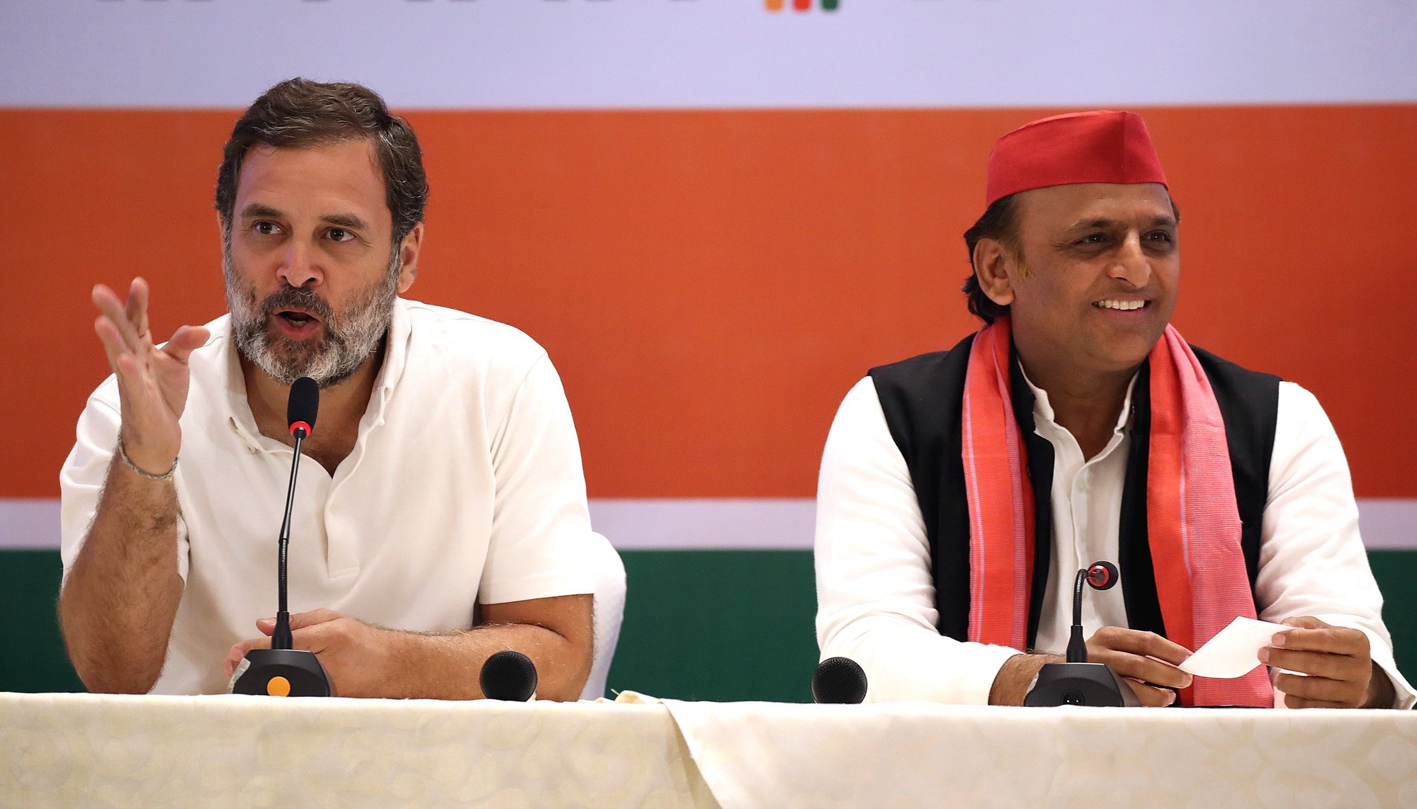 epa11283729 Senior Congress leader Rahul Gandhi (L) and Samajwadi Party president Akhilesh Yadav (R) from Indian National Developmental Inclusive Alliance (I.N.D.I.A), a multi-party political alliance against ruling and Narendra Modi led Bhartiya Janta party, hold a joint press conference in Ghaziabad, Uttar Pradesh, India, 17 April 2024. General elections in India will be held in seven phases between 19 April and 01 June 2024 in which about 968 million people are eligible to vote.  EPA/HARISH TYAGI