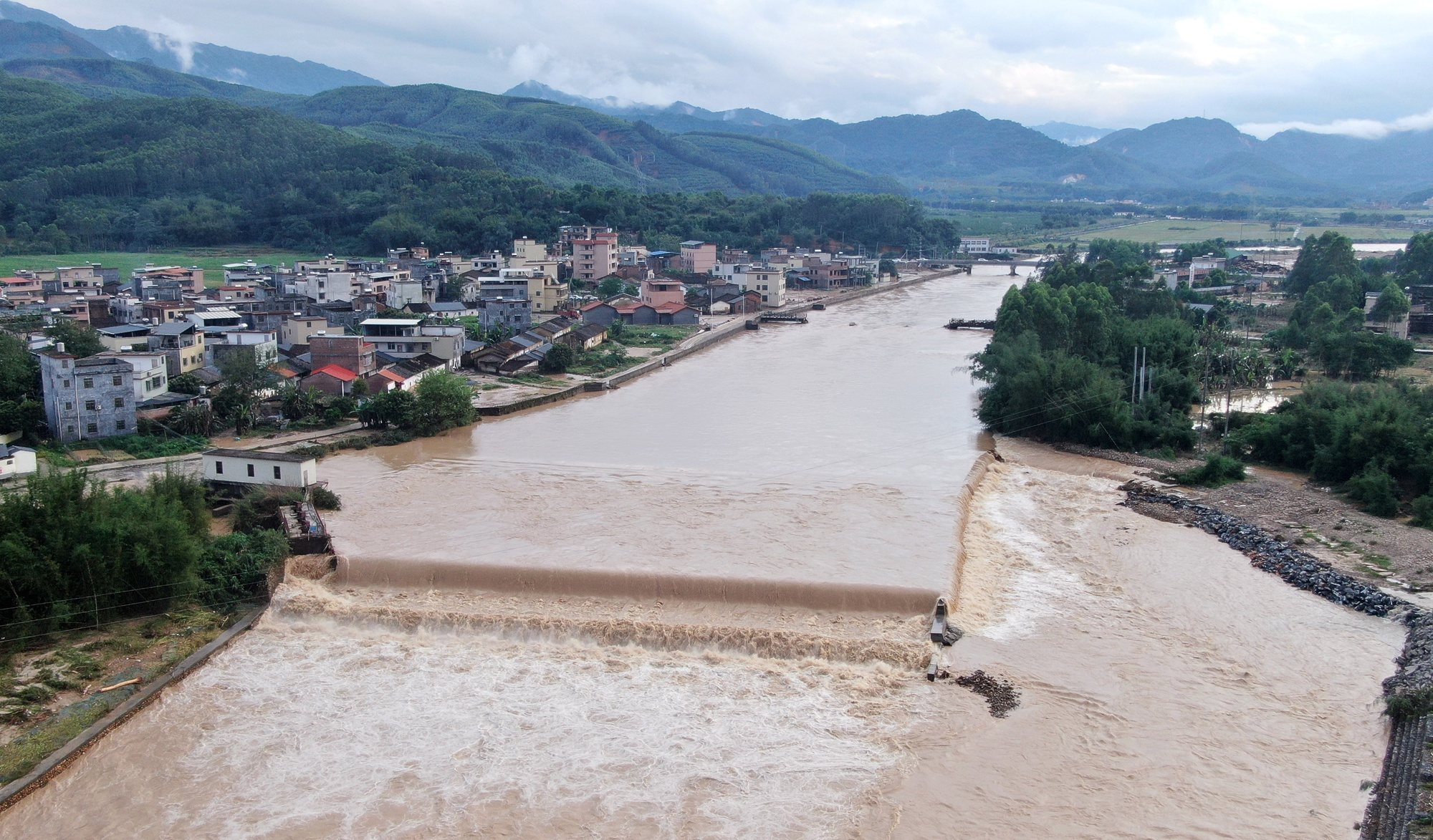 epa11293139 An aerial drone photo shows a view of the Beijiang River tributary in Wujiang District of Shaoguan City, Guangdong Province, China, 21 April 2024 (issued 22 April 2024). The lower reaches of the Beijiang River were expected to experience big floods caused by the heavy and continuous downpours. The provincial disaster reduction committee has initiated a Level IV emergency response to tackle the floods that hit the cities of Shaoguan and Qingyuan in Guangdong.  EPA/XINHUA / Lu Hanxin CHINA OUT / UK AND IRELAND OUT  /       MANDATORY CREDIT  EDITORIAL USE ONLY  EDITORIAL USE ONLY
