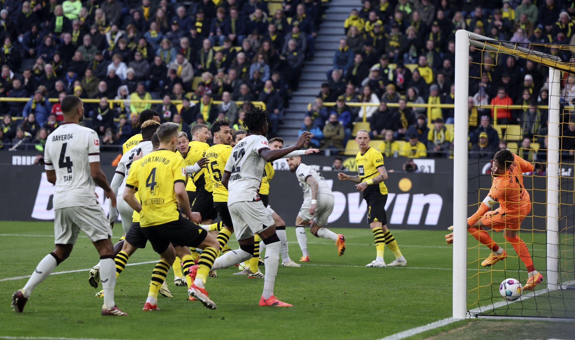 epa11292376 Leverkusen scores the 1-1 equalizer during the German Bundesliga soccer match between Borussia Dortmund and Bayer 04 Leverkusen in Dortmund, Germany, 21 April 2024.  EPA/CHRISTOPHER NEUNDORF CONDITIONS - ATTENTION: The DFL regulations prohibit any use of photographs as image sequences and/or quasi-video.