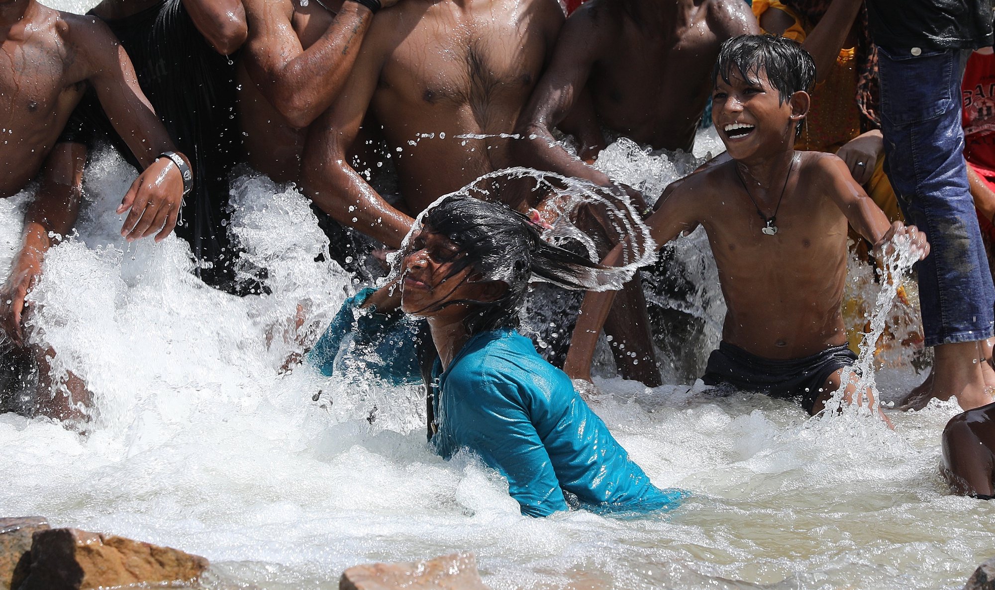 epa11381757 Indian people take bath in water which was flowing into a lake on hot day in New Delhi, India, 31 May 2024. The India Meteorological Department (IMD) has issued a heat red alert for Delhi, Rajasthan, Haryana, Punjab, and Madhya Pradesh. The IMD Director General M Mohapatra said they are checking the temperature sensor in Delhi&#039;s Mungeshpur automatic weather station to see if it is working properly, as there were temperatures of over 50 degrees Celsius recorded on 29 May, and the weather department has reported that the maximum temperature is anticipated to reach around 44 degrees Celsius, in the Indian capital.  EPA/RAJAT GUPTA