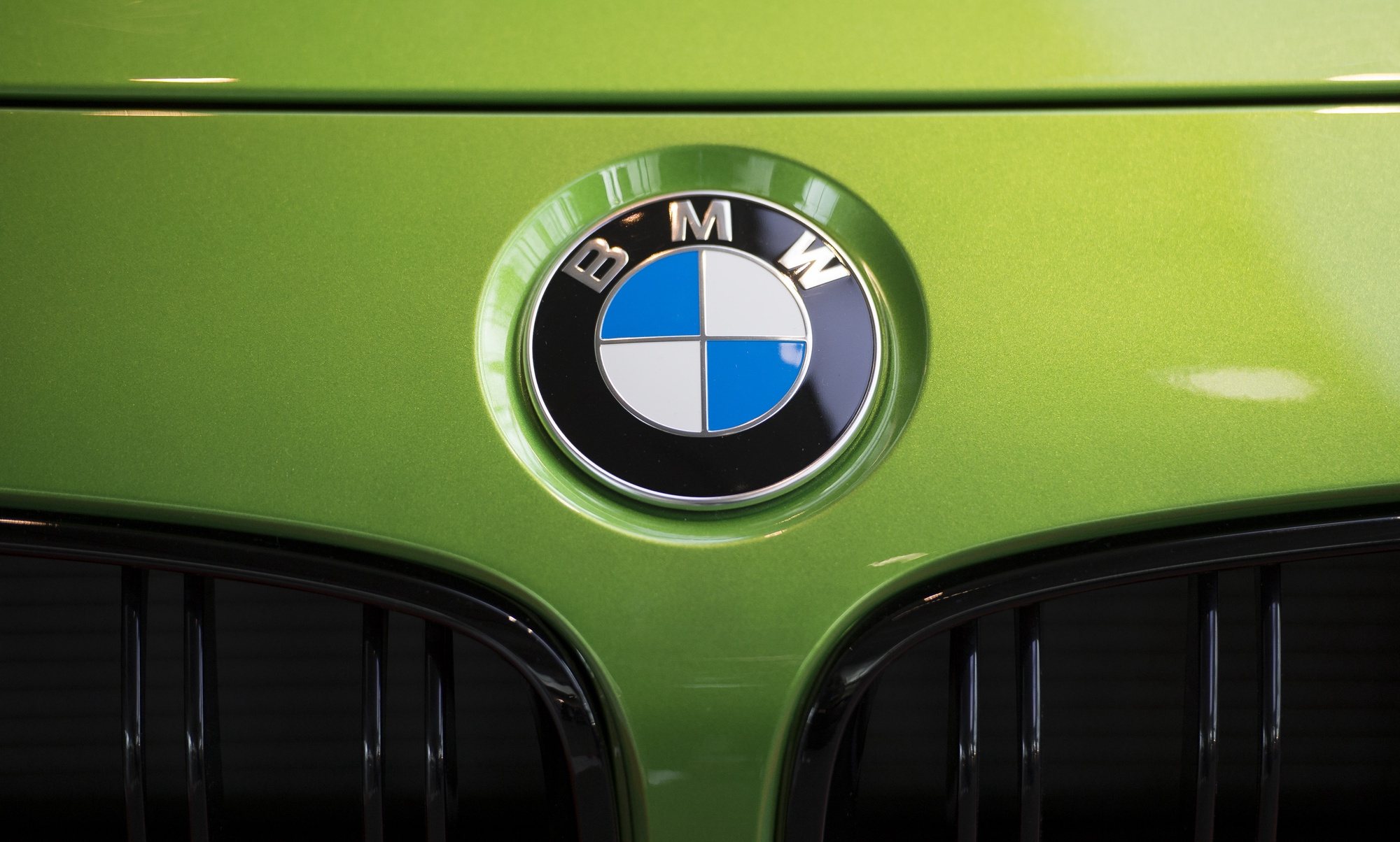 epa08418987 (FILE) - The German car maker&#039;s logo is seen on a BMW car during the annual accounts press conference of the BMW Group in Munich, Germany, 21 March 2018 (reissued 13 May 2020). German carmaker BMW will hold its Annual General Meeting as a virtual event without the physical presence of shareholders on 14 May.  EPA/DANIEL KOPATSCH *** Local Caption *** 54211548
