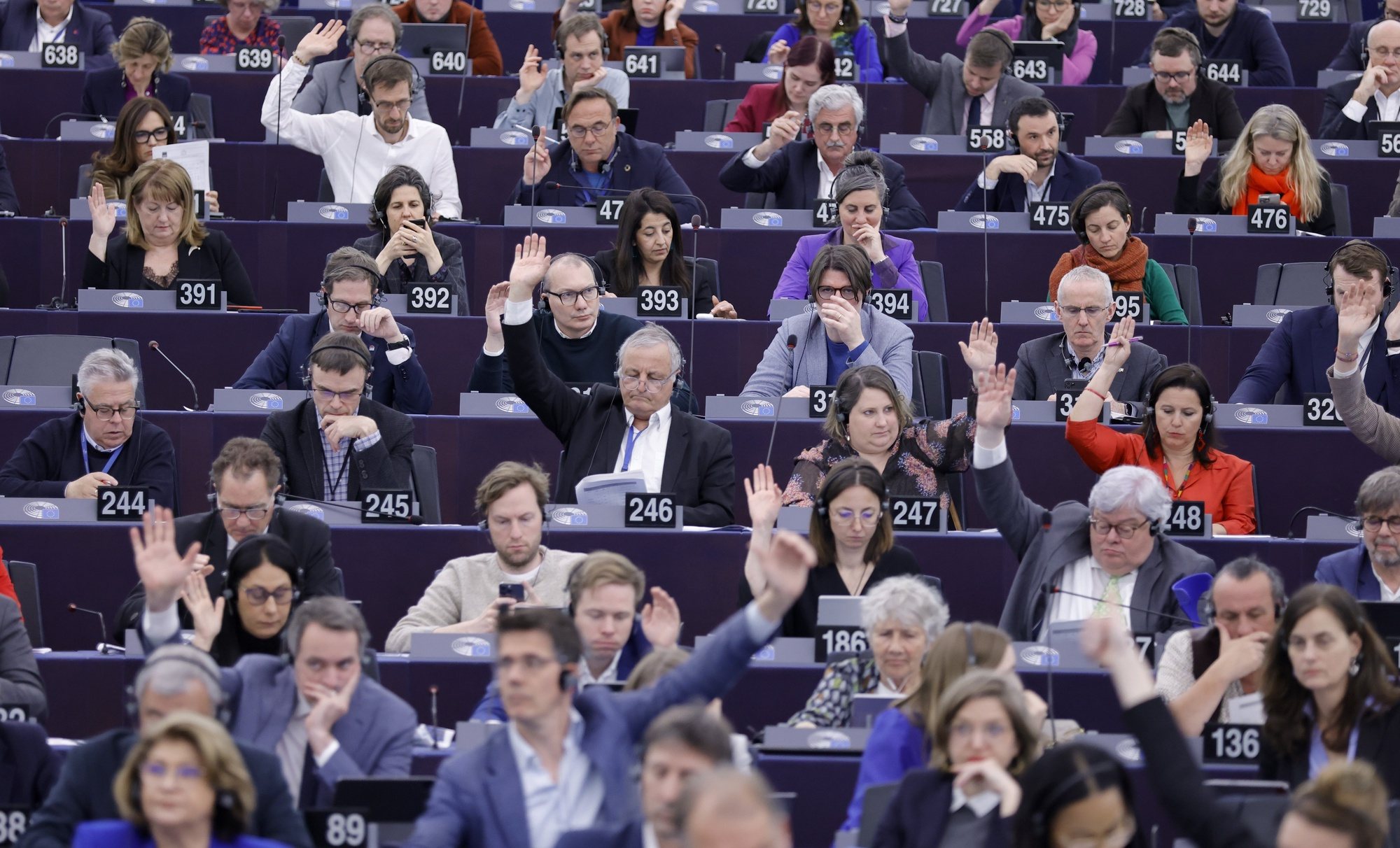 epa11295382 Members of the European Parliament raise their hands during the Votings at the European Parliament in Strasbourg, France, 23 April 2024. The EU Parliament&#039;s session runs from 22 until 25 April 2024.  EPA/RONALD WITTEK