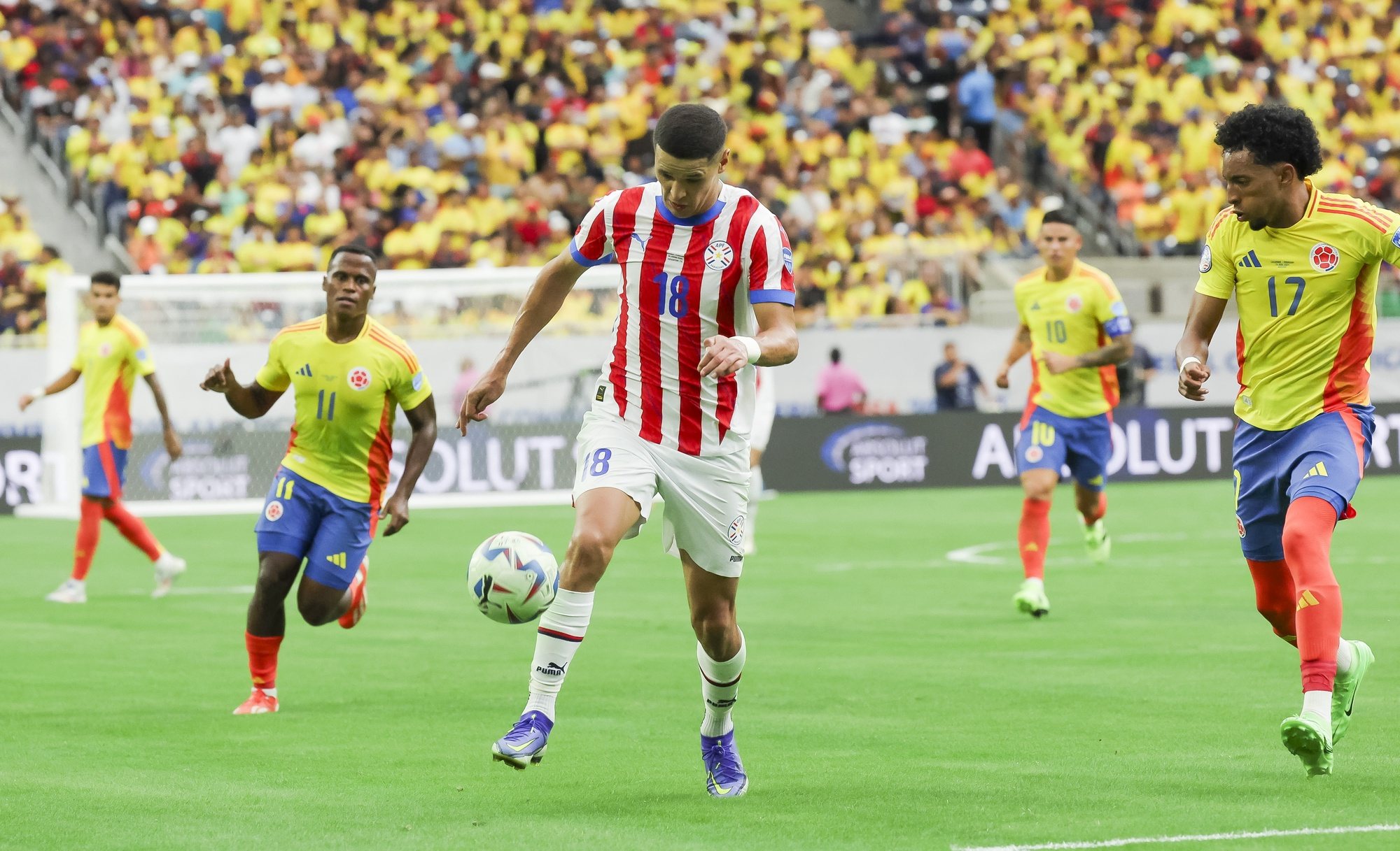 epa11435569 Paraguay forward Alex Arce (C) dribbles the ball as Paraguay’s Alejandro Romero Gamarra (R), and Angel Romero (L), defend during the second half of the CONMEBOL Copa America 2024 group D match between Colombia and Paraguay, in Houston, Texas, USA, 24 June 2024.  EPA/LESLIE PLAZA JOHNSON