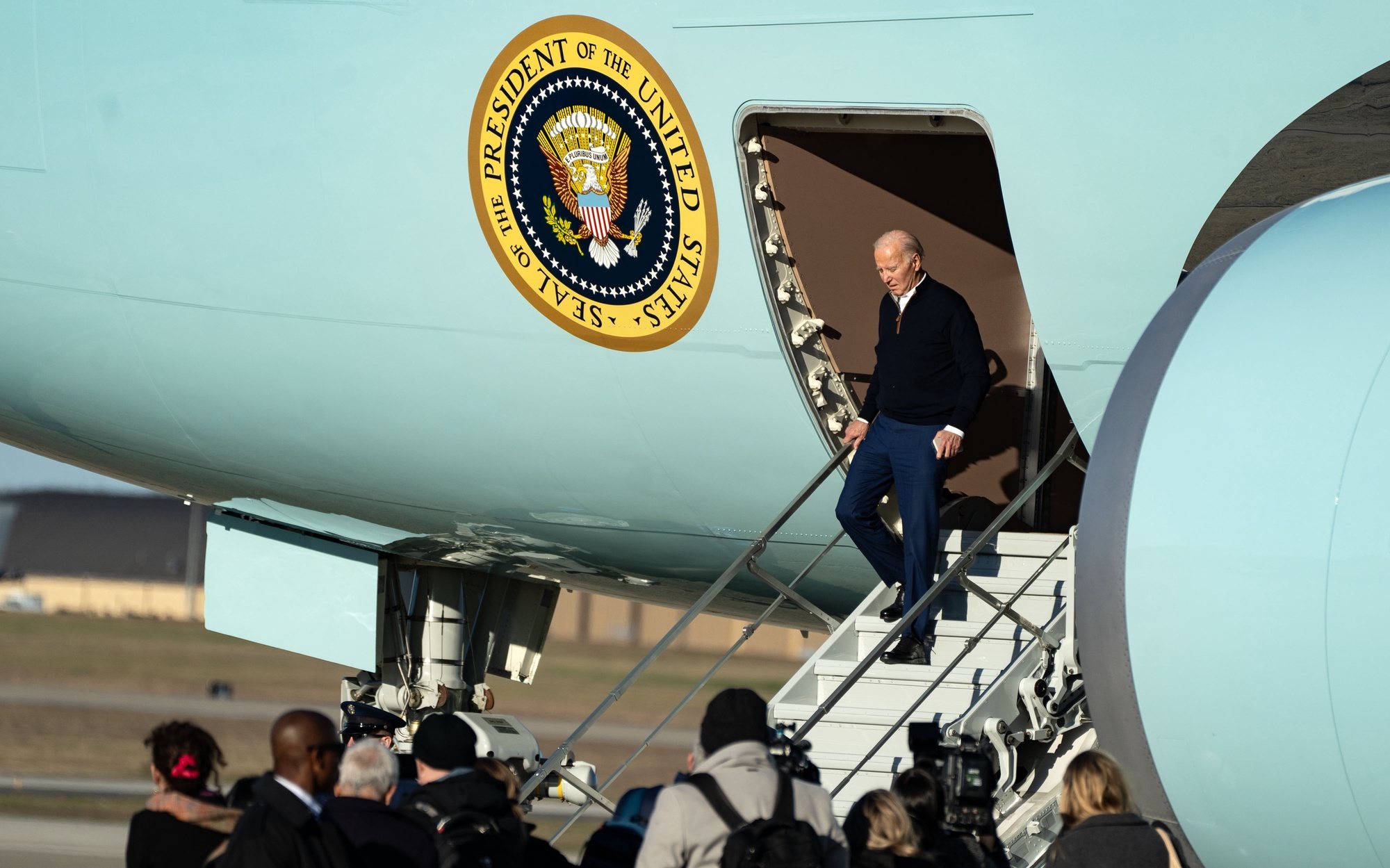 epa11215461 US President Joe Biden disembarks from Air Force One at Joint Base Andrews, Maryland, USA, 11 March 2024, after returning from events in Manchester, New Hampshire.  EPA/Leigh Vogel / POOL