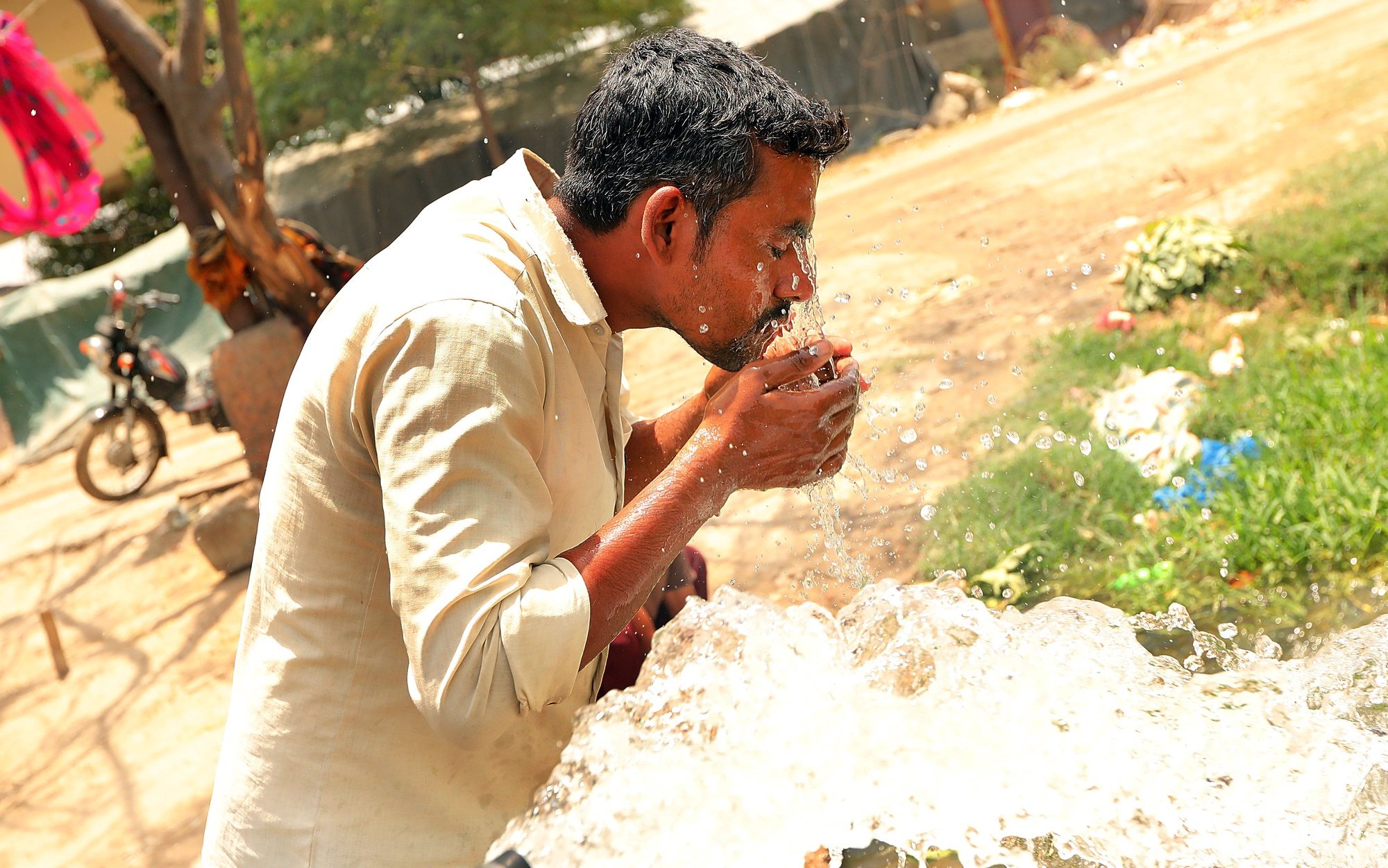 epa11381317 A man washes his face from  a tubewell on a hot day at the fields in New Delhi, India, 31 May 2024. The India Meteorological Department (IMD) has issued a heat red alert for Delhi, Rajasthan, Haryana, Punjab, and Madhya Pradesh. The IMD Director General M Mohapatra said they are checking the temperature sensor in Delhi&#039;s Mungeshpur automatic weather station to see if it is working properly, as there were temperatures of over 50 degrees Celsius recorded on 29 May, and the weather department has reported that the maximum temperature is anticipated to reach around 44 degrees Celsius, in the Indian capital.  EPA/HARISH TYAGI