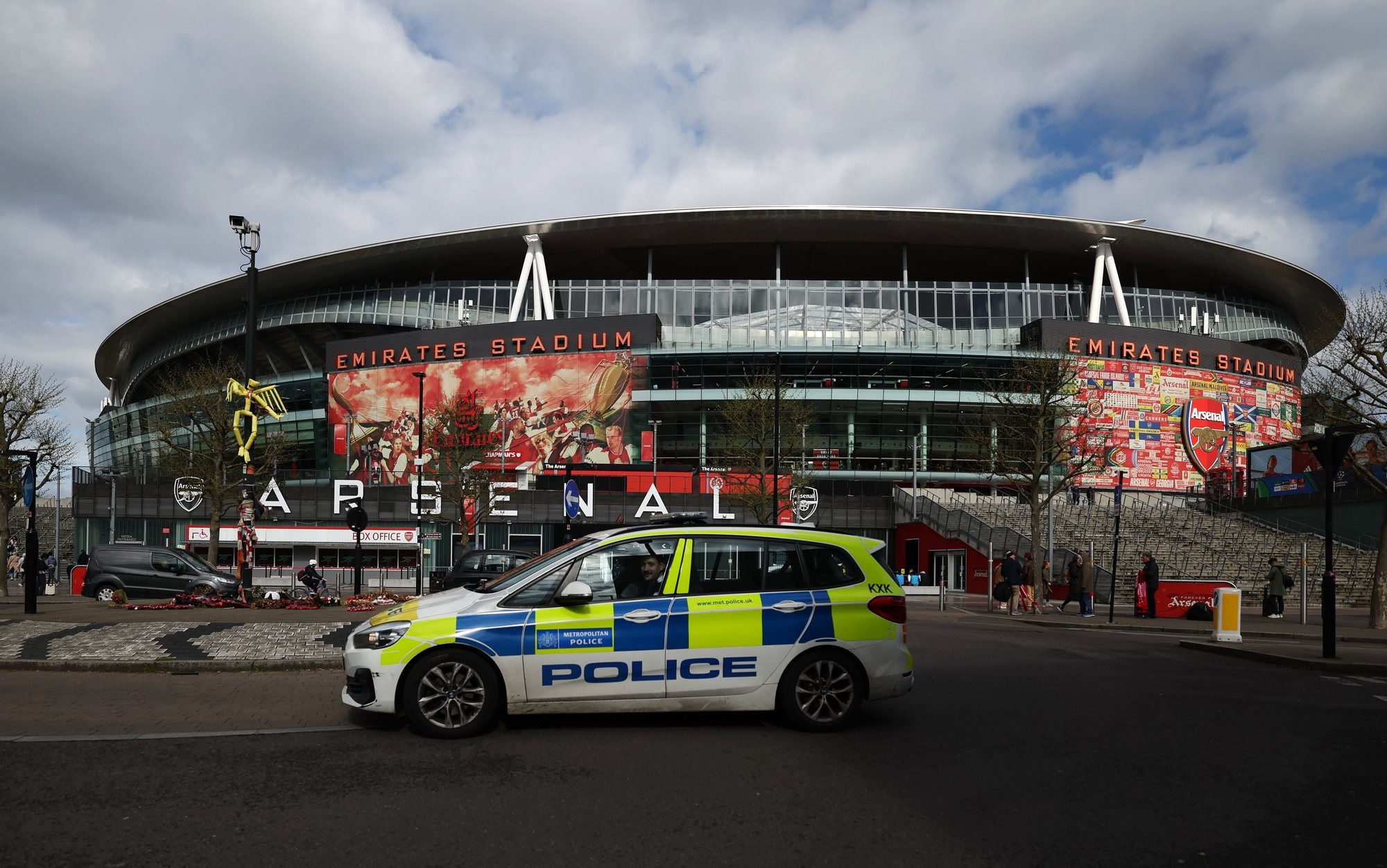 epa11267504 Police outside Arsenal’s Emirates Stadium ahead of the UEFA Champions League quarter-finals, 1st leg soccer match between Arsenal FC and FC Bayern Munich in London, Britain, 09 April 2024.  EPA/ANDY RAIN