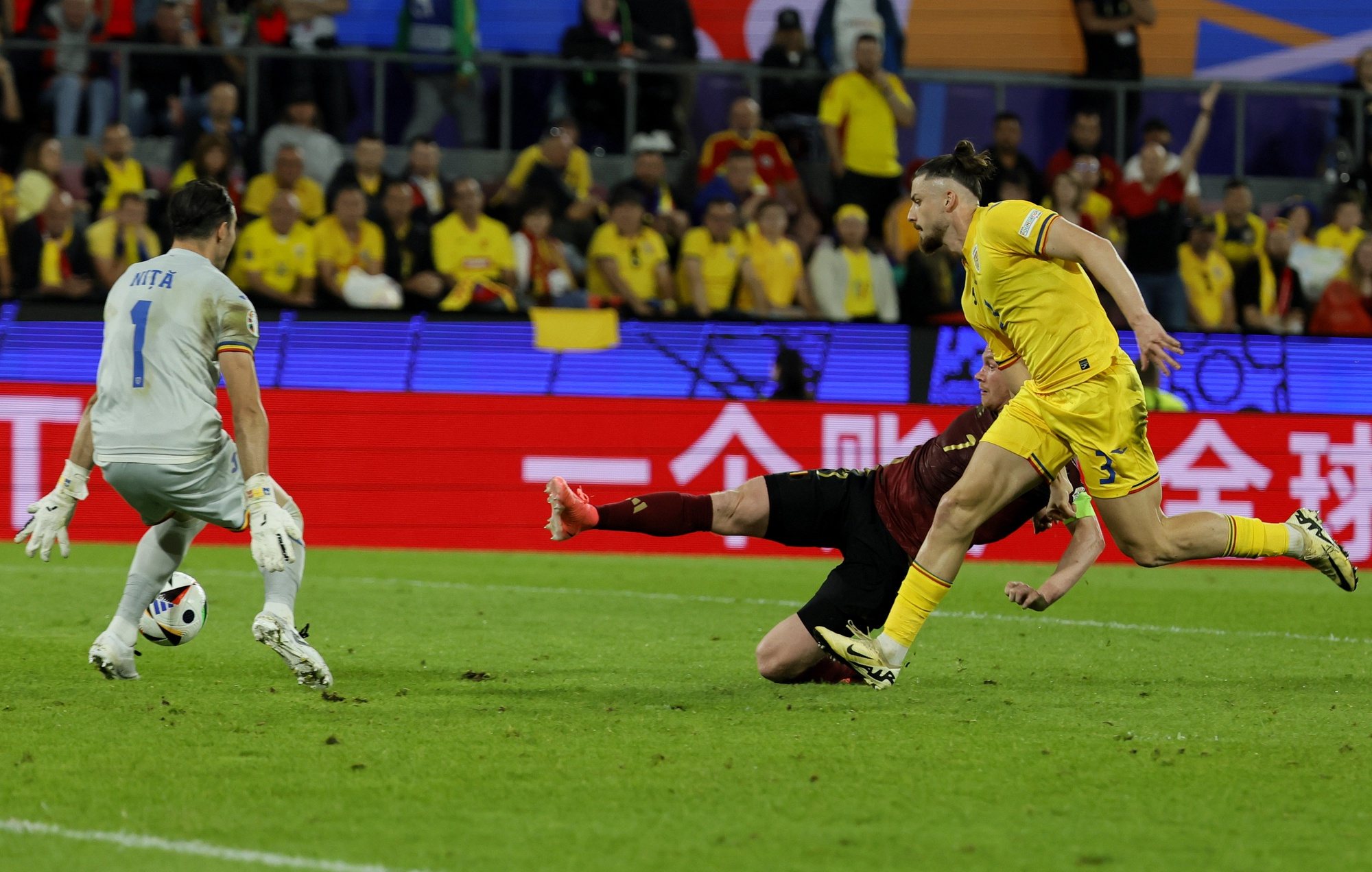 epa11431437 Kevin de Bruyne of Belgium (C) scores the 2-0 during the UEFA EURO 2024 Group E soccer match between Belgium and Romania, in Cologne, Germany, 22 June 2024.  EPA/RONALD WITTEK