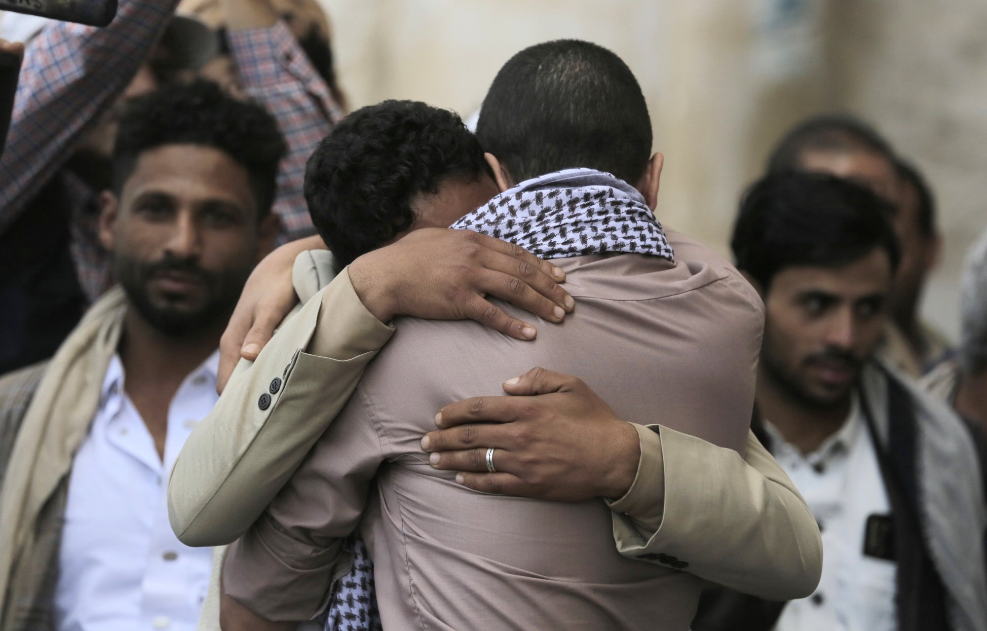 epa11370702 A released prisoner loyal to the Yemeni government embraces a relative during a unilateral release of 112 war prisoners, in Sana&#039;a, Yemen, 26 May 2024. Yemen&#039;s Houthis have freed unilaterally 112 war prisoners loyal to the Saudi-backed government of Yemen, in a fresh move to help revive a stalled peace process in the war-torn Arab country, according to a statement by the Houthis. The release came a year after a UN and ICRC-brokered prisoner swap was carried out by the warring sides in Yemen, in which 887 detainees were exchanged. Yemen has been experiencing the longest period of relative calm yet for over two years amid a United Nations-sponsored fragile truce between the Houthis and the government of Yemen after seven years of a full-blown armed conflict.  EPA/YAHYA ARHAB