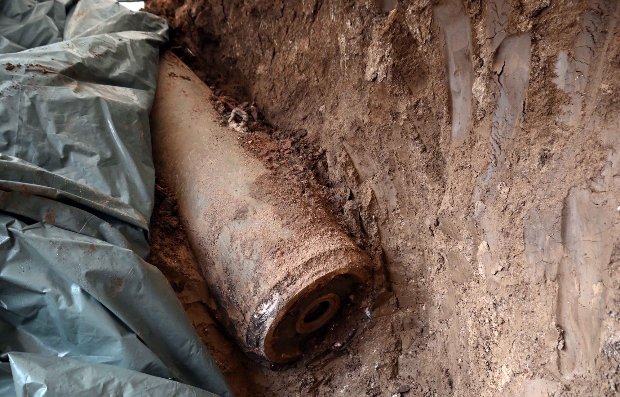 epa11291558 A handout photo made available by the Serbian Interior Ministry shows an unexploded bomb from the 1999 NATO bombing, in Nis, Serbia, 21 April 2024. Experts removed a bomb remaining from the 1999 NATO bombing of the country, causing an evacuation of more than 1,000 residents, according to officials. The 1000 kilogram bomb was successfully removed from a construction site in a neighborhood of Nis, as per the Interior Ministry.  EPA/SERBIAN INTERIOR MINISTRY / HANDOUT   HANDOUT EDITORIAL USE ONLY/NO SALES HANDOUT EDITORIAL USE ONLY/NO SALES