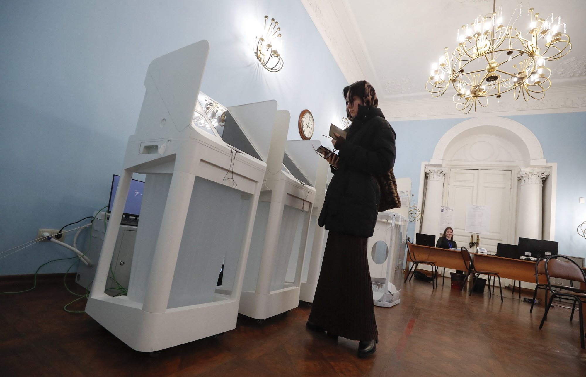 epa11222450 A Russian woman casts her ballot during presidential elections in Moscow, Russia, 15 March 2024. The Federation Council has scheduled presidential elections for March 17, 2024. Voting will last three days: March 15, 16 and 17. Four candidates registered by the Central Election Commission of the Russian Federation are vying for the post of head of state: Leonid Slutsky, Nikolai Kharitonov, Vladislav Davankov and Vladimir Putin.  EPA/MAXIM SHIPENKOV