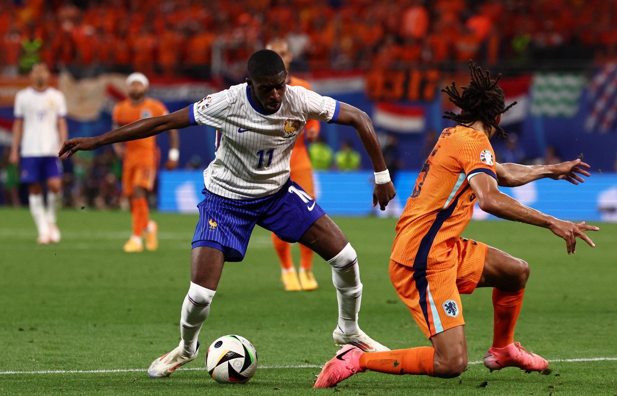 epa11429381 Ousmane Dembele (L) of France and Nathan Ake of the Netherlands in action during the UEFA EURO 2024 Group D soccer match between Netherlands and France, in Leipzig, Germany, 21 June 2024.  EPA/ANNA SZILAGYI