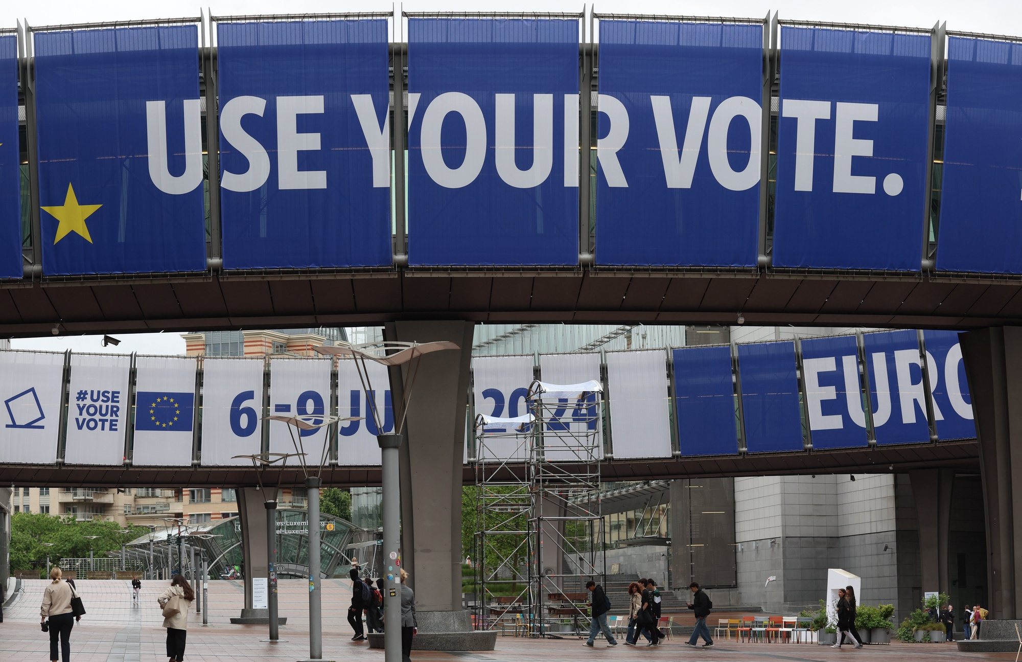 epa11377000 Banners promoting the European Election are placed on the European Parliament in Brussels, Belgium, 29 May 2024. Elections for the European Parliament are taking place from 06 to 09 June 2024. Members of the European Parliament met for the last time of the legislature in plenary session in Strasbourg on 25 April. The EU Parliament is directly elected every five years by the citizens of the European Union.  EPA/OLIVIER HOSLET
