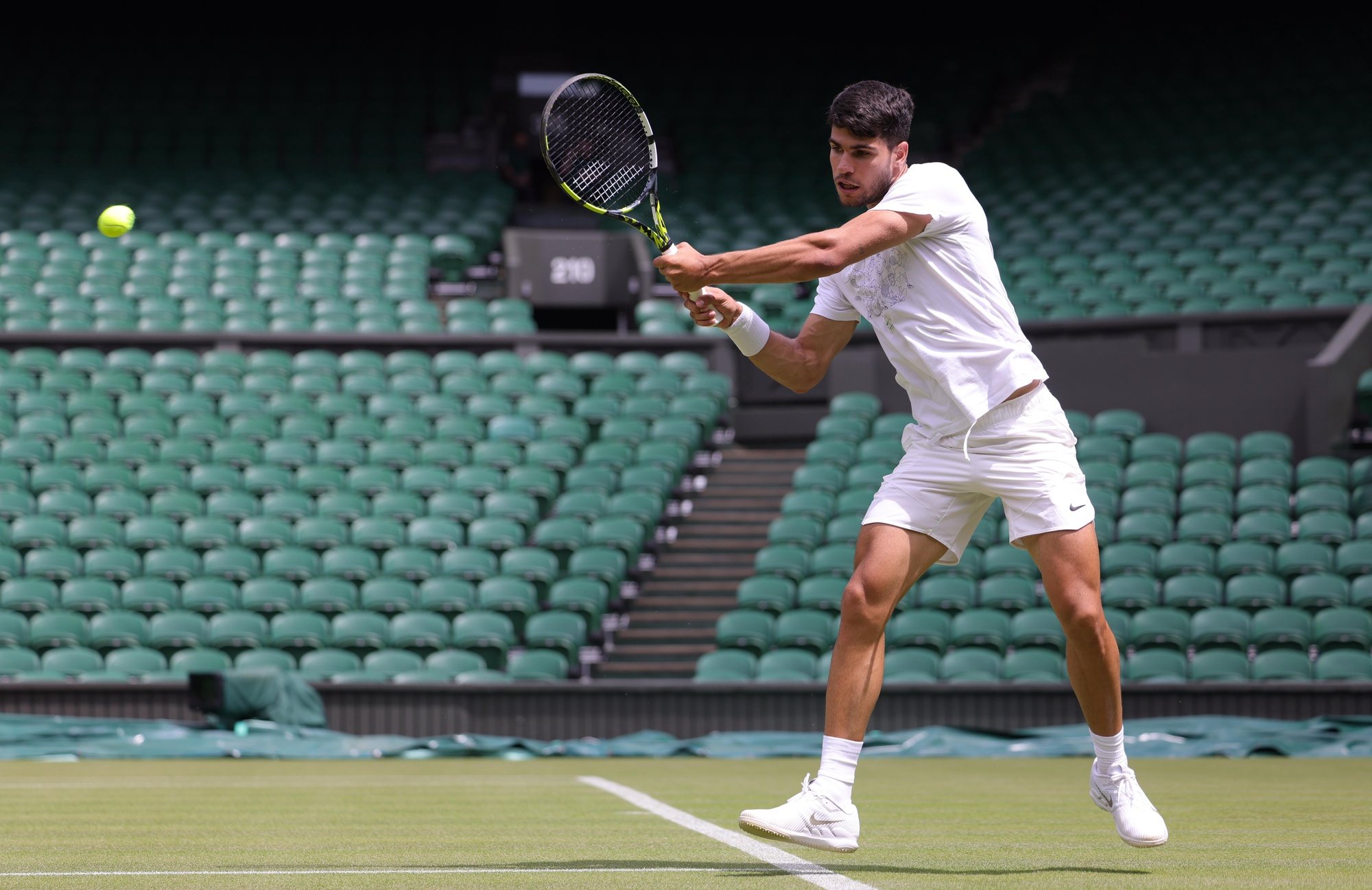 epa11441609 Carlos Alcaraz of Spain takes part in a practice session on Centre Court ahead of the Wimbledon tennis championships at the AELTC at Wimbledon, Britain London, Britain, 27 June 2024.  EPA/NEIL HALL