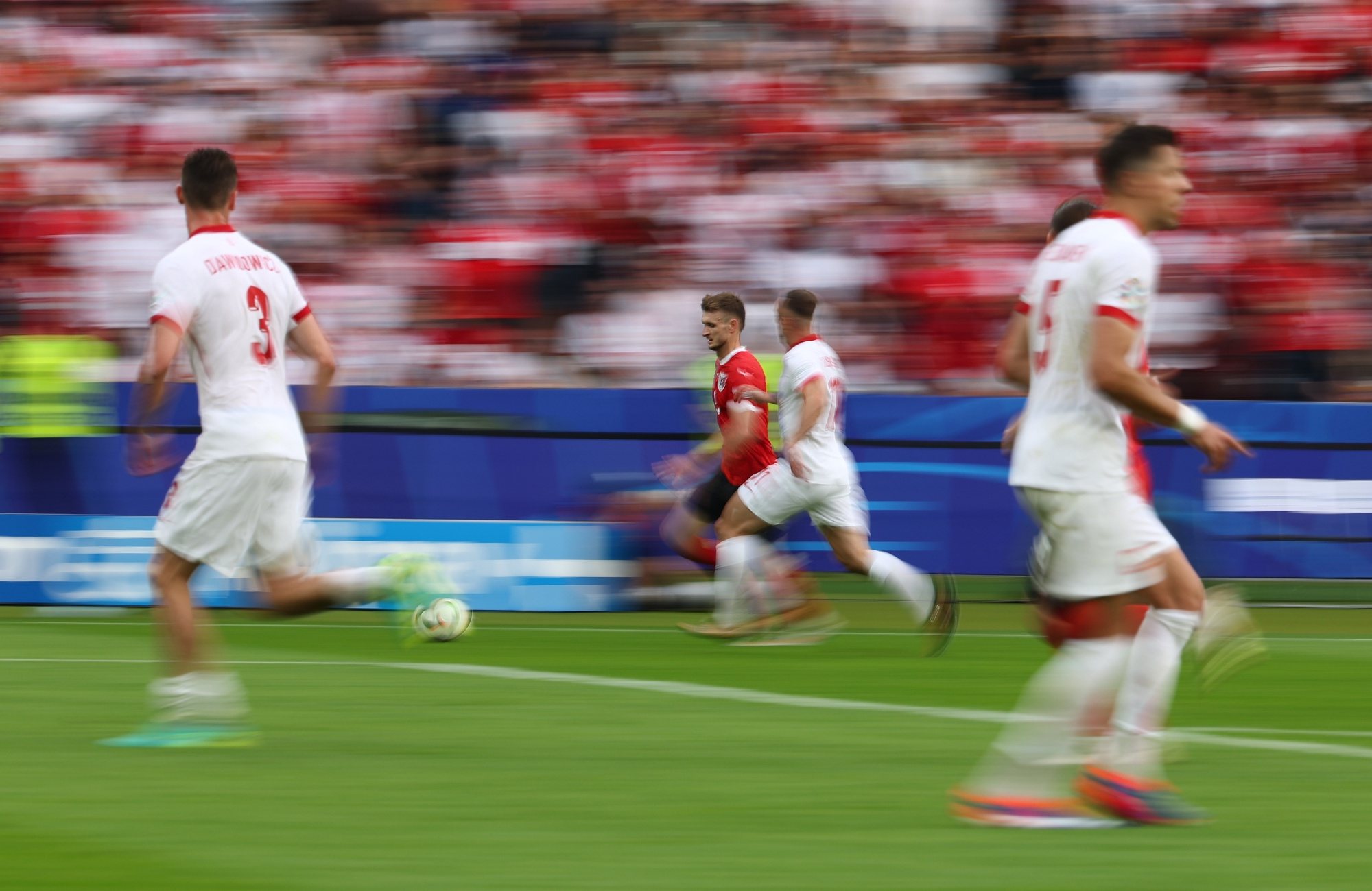 epa11428831 Stefan Posch of Austria (L) and Kamil Grosicki of Poland (R) in action during the UEFA EURO 2024 group D soccer match between Poland and Austria, in Berlin, Germany, 21 June 2024.  EPA/HANNIBAL HANSCHKE