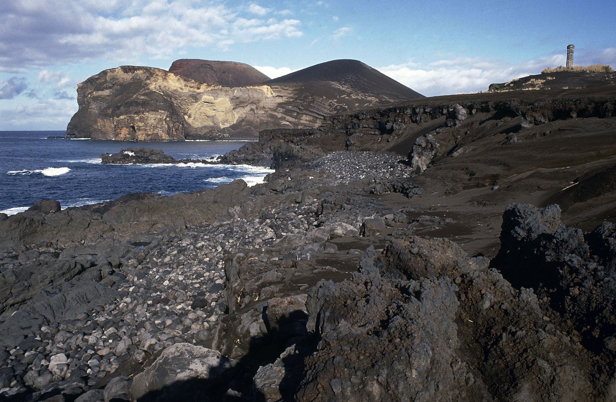 Vulcão dos Capelinhos, na Ilha do Faial, Açores, a 9 de Dezembro de 1990. A erupção vulcânica dos Capelinhos iniciou-se em Setembro de 1957 e durante um ano e um mês a sua actividade não cessou. O vulcão dos Capelinhos ligou-se ao Faial através de um braço de magma, acrescentado-lhe cerca de 2,4 Km2 de superfície.Manuel Moura / Lusa