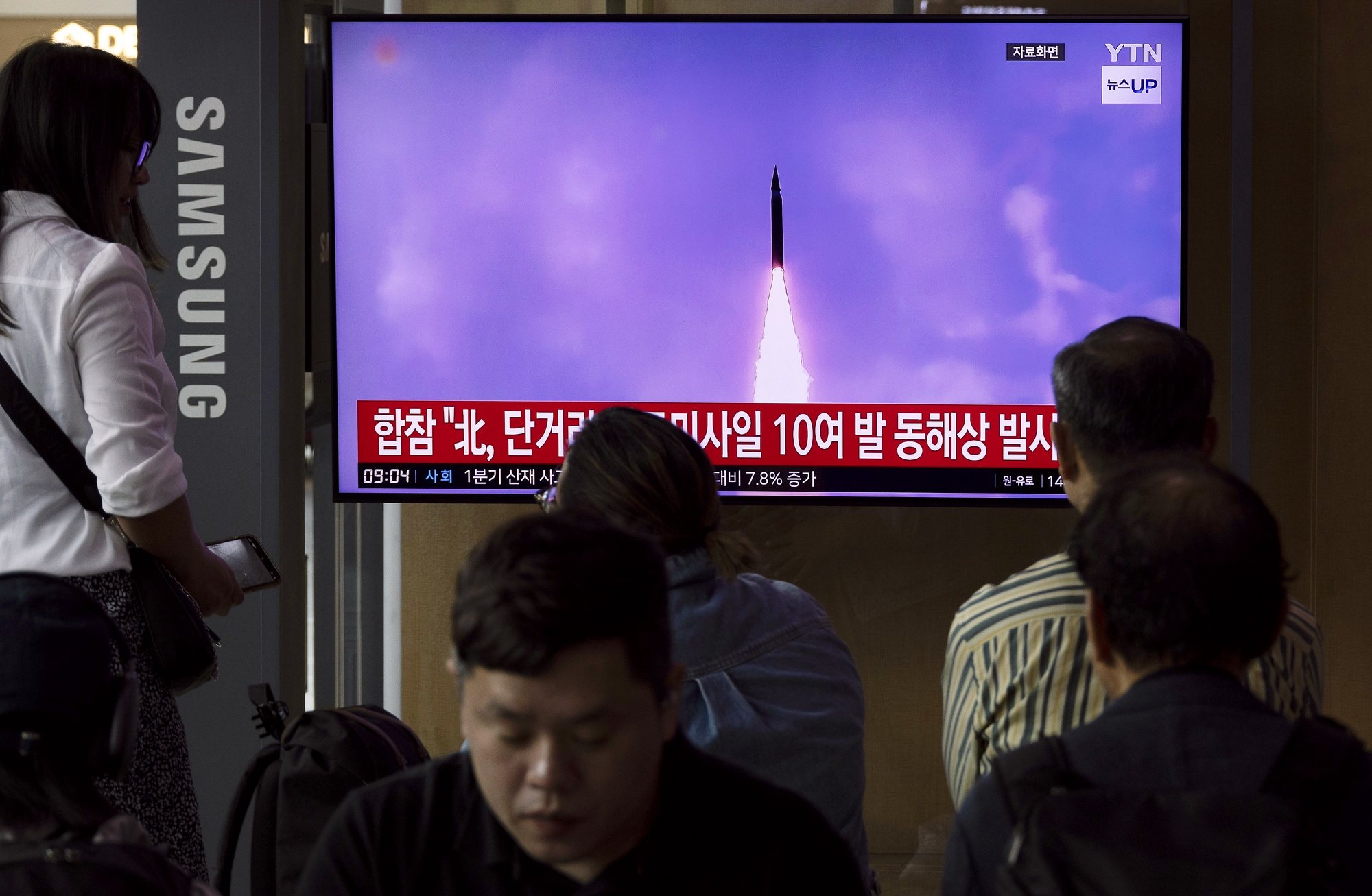 epaselect epa11378591 epa11378570 People watch a news segment on North Korea, at a station in Seoul, South Korea, 30 May 2024. According to South Korea&#039;s Joint Chiefs of Staff (JCS), North Korea launched several ballistic missiles into the East Sea on 30 May.  EPA/JEON HEON-KYUN  EPA-EFE/JEON HEON-KYUN ALTERNATE TONING AND CROP